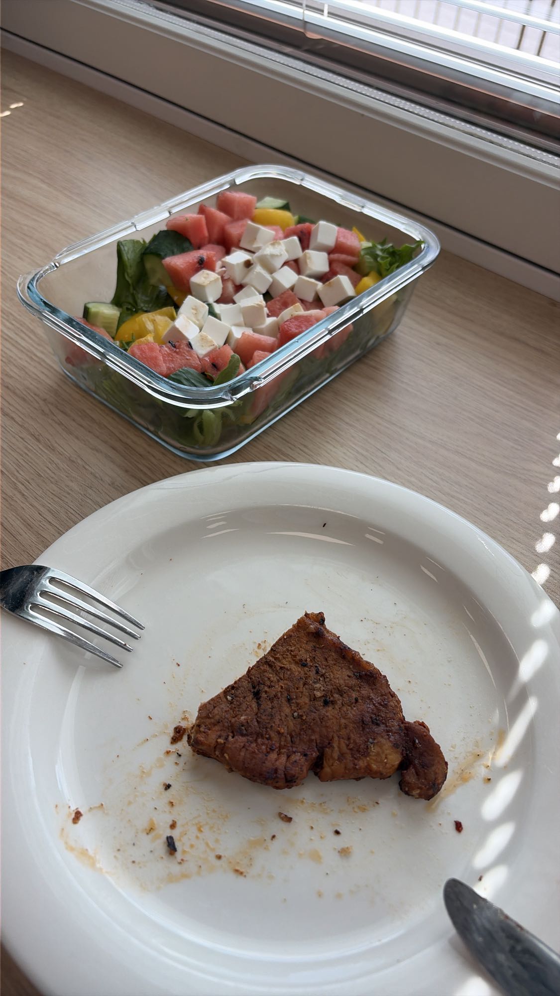 Biff med fruktsallad