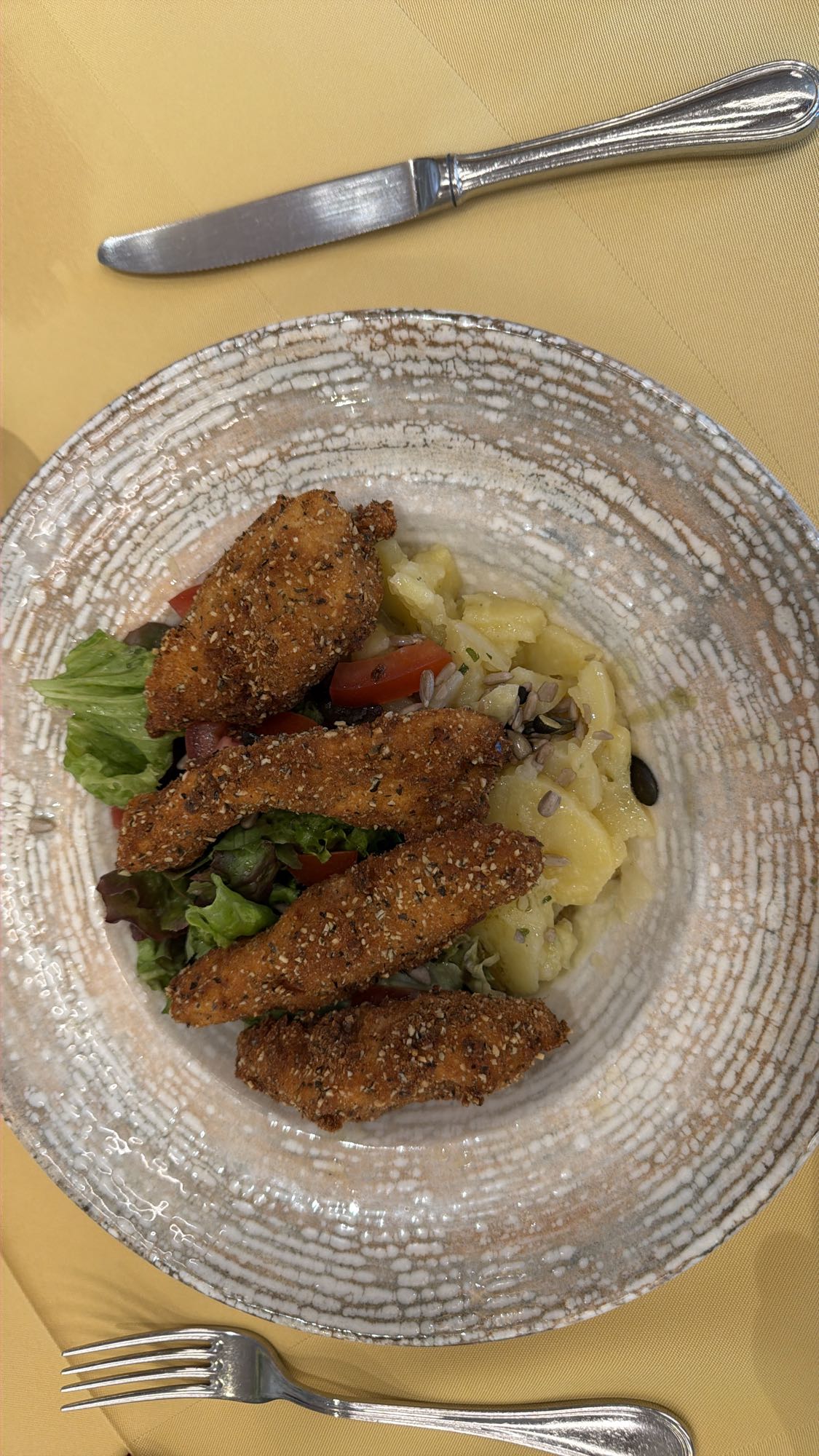 Paniertes Hähnchen mit Salat