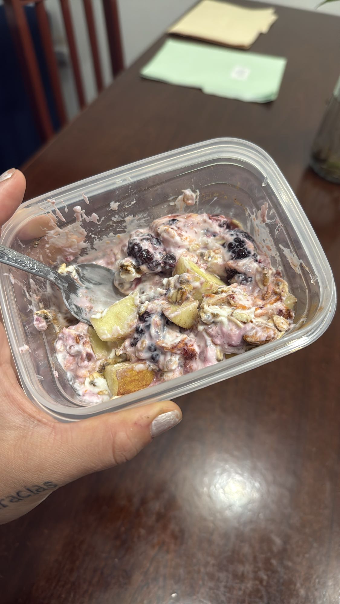 yogur con fruta y nueces