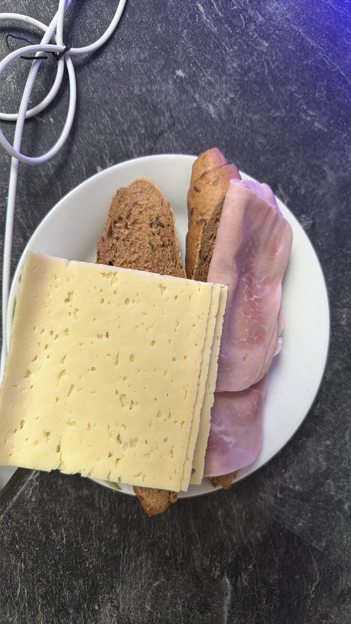 Brot mit Käse und Schinken