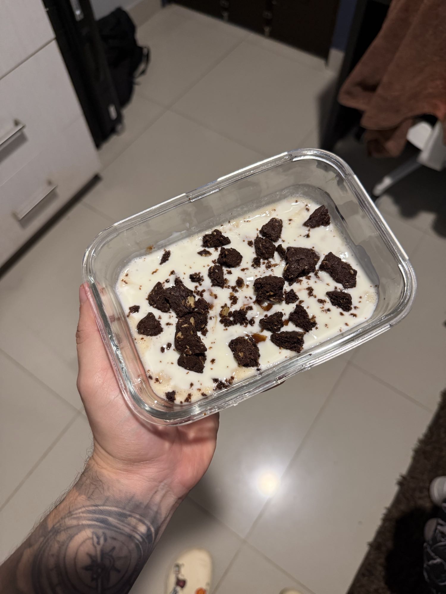 yogur con avena, manzana con miel y galleta