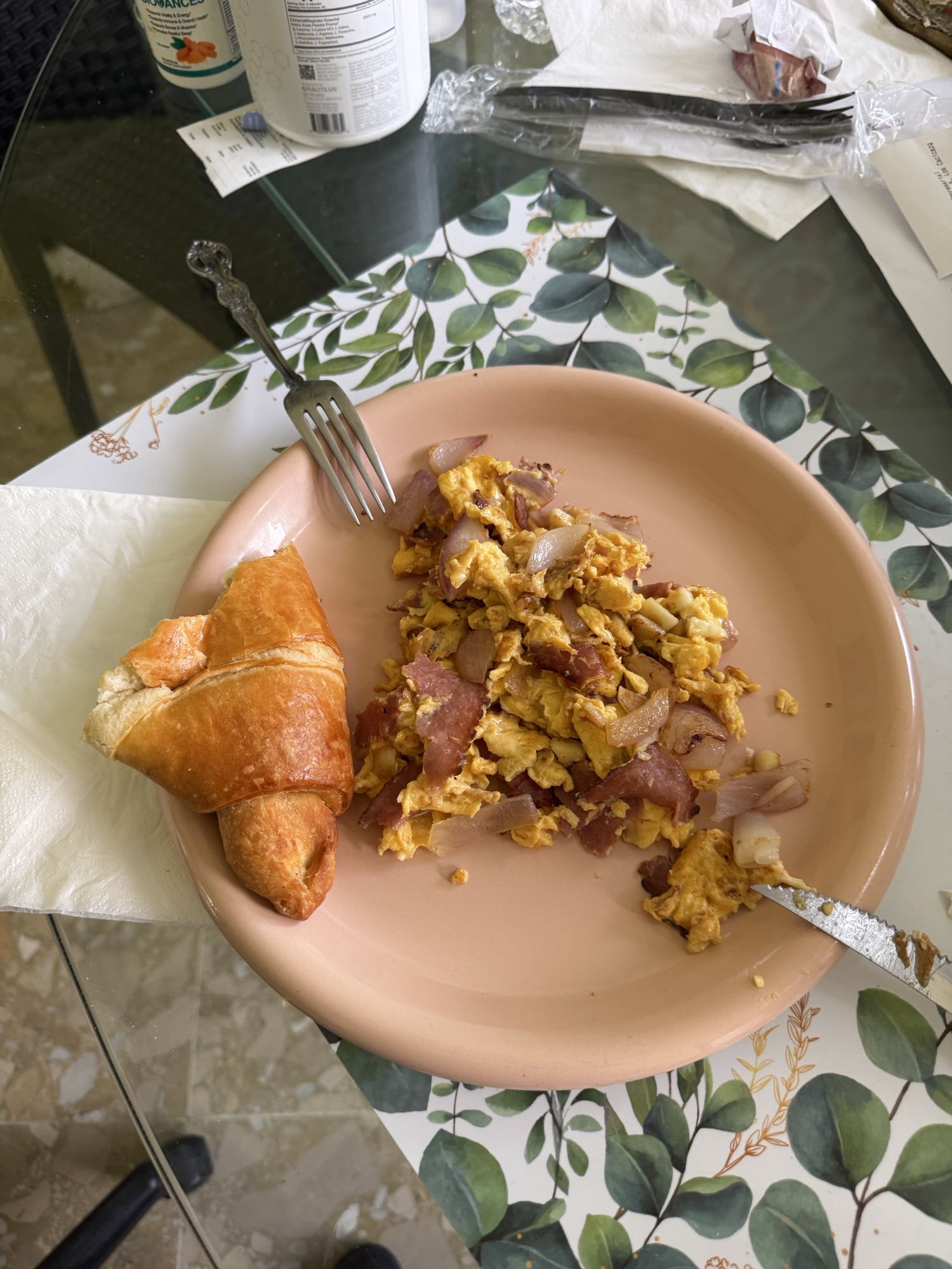 huevos con tocino y pan