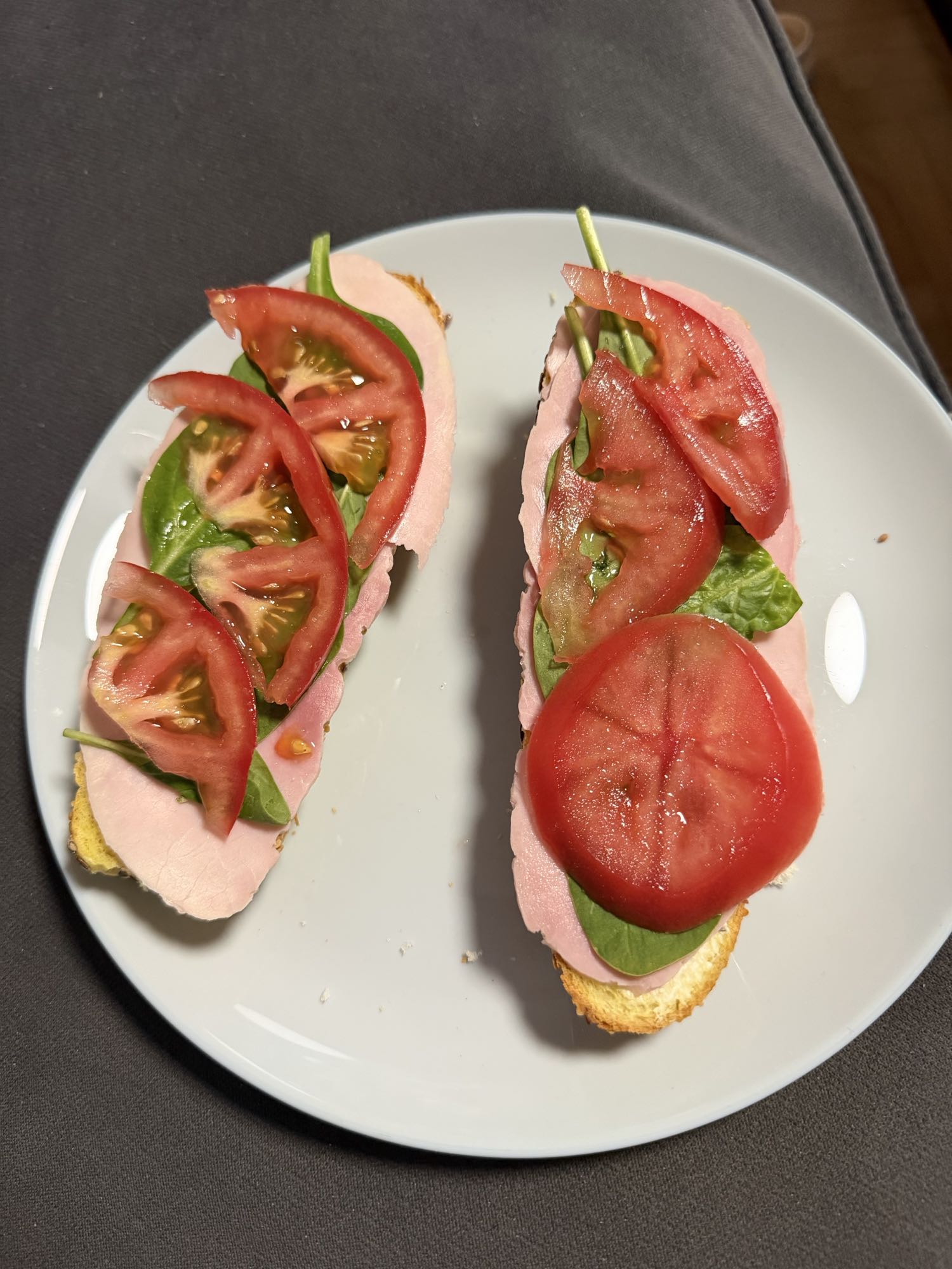 Kanapki z szynką i pomidorem