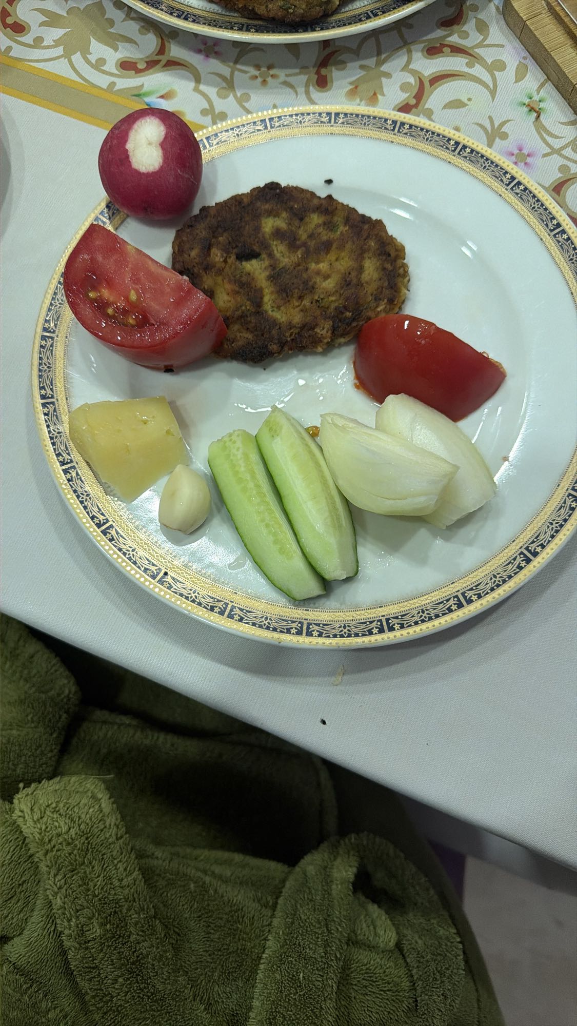 Cutlet with Raw Veg