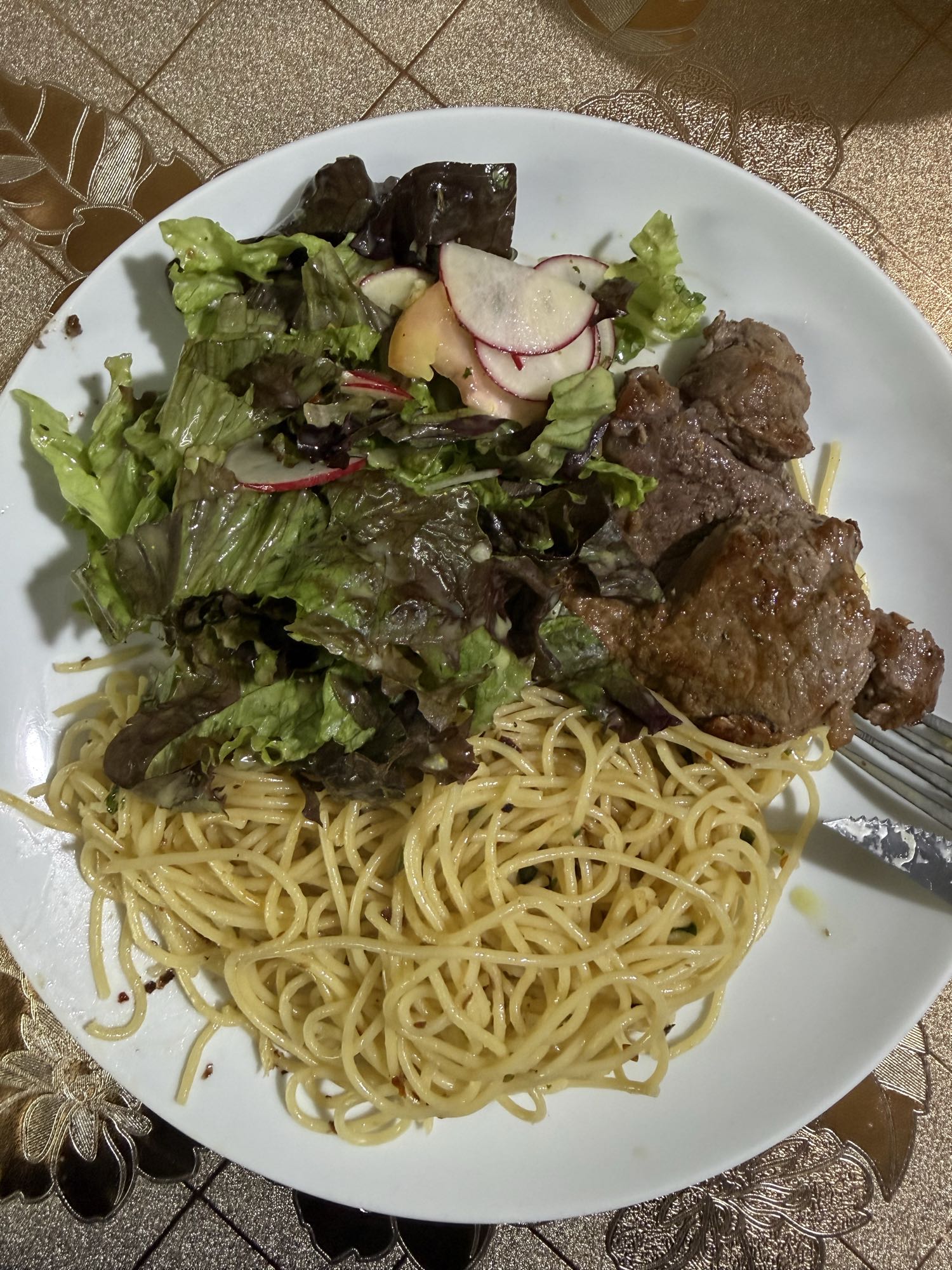 Espaguete com carne e salada