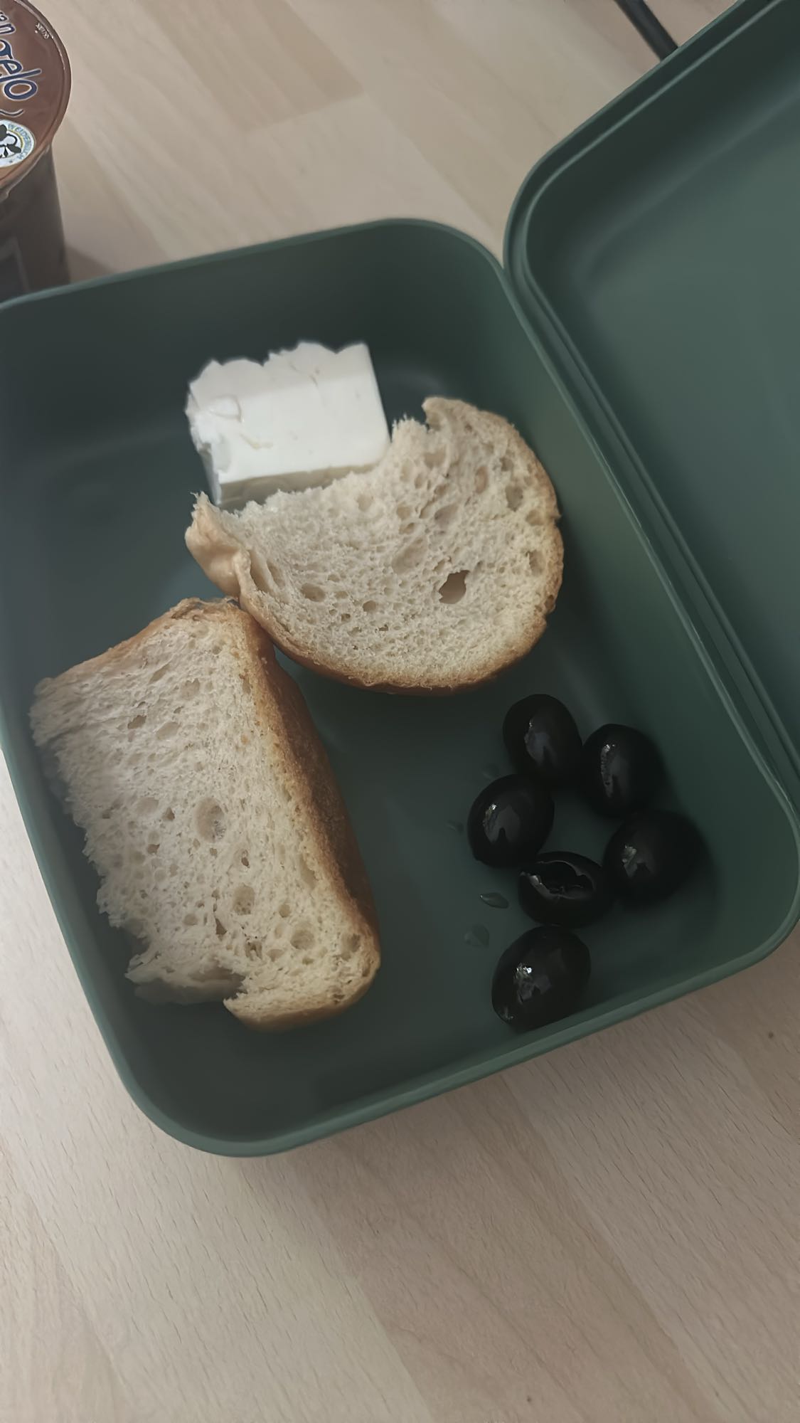 Ekmek peynir zeytin