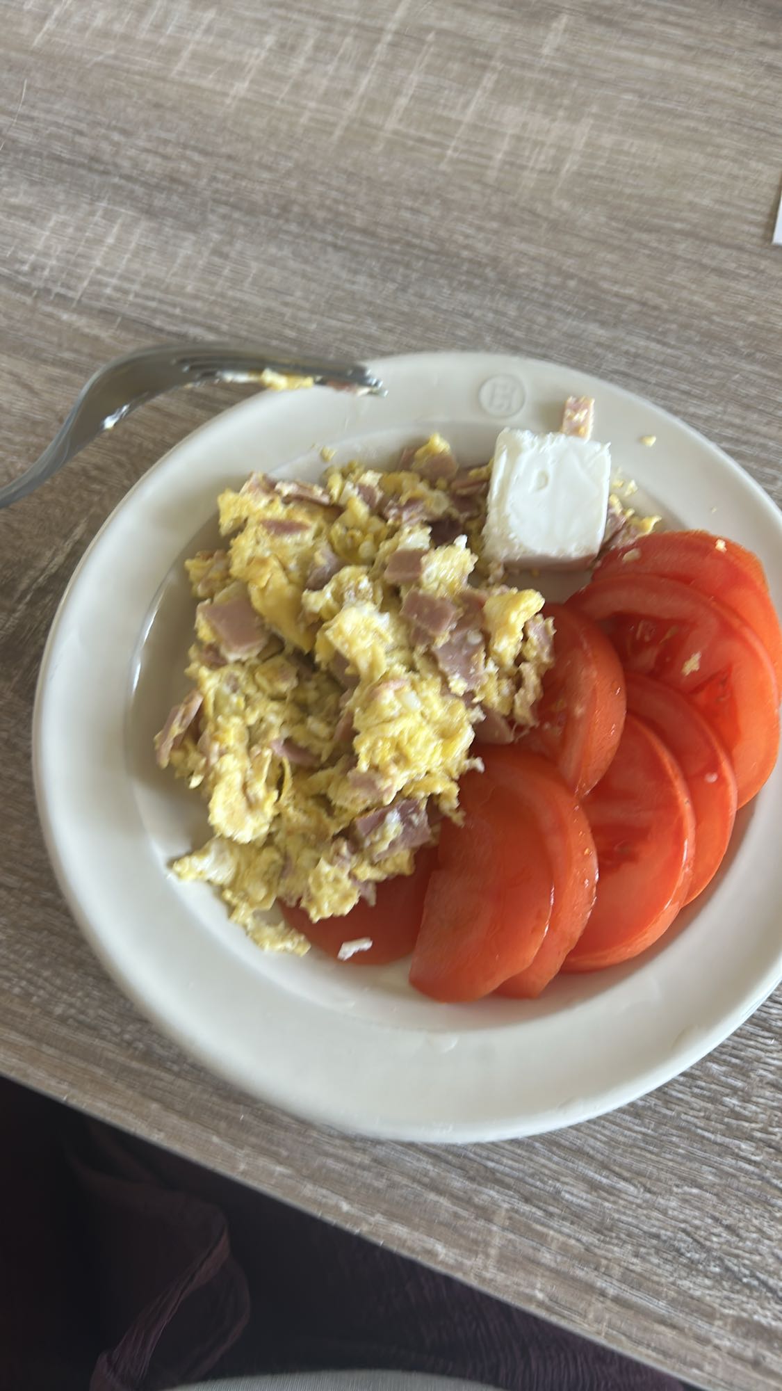 Oeufs brouillés au jambon et carré de fromage frais 0%