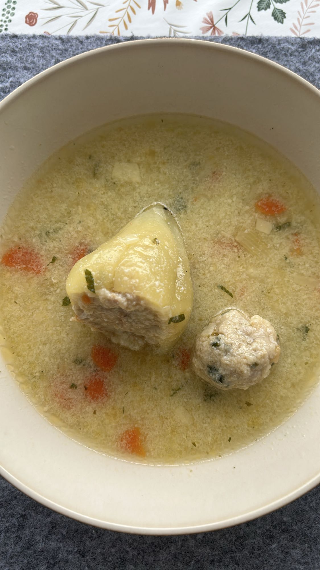 sopa con papa y albóndiga