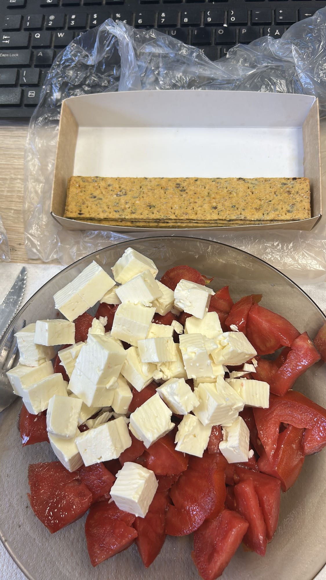 Salată cu brânză și crackers