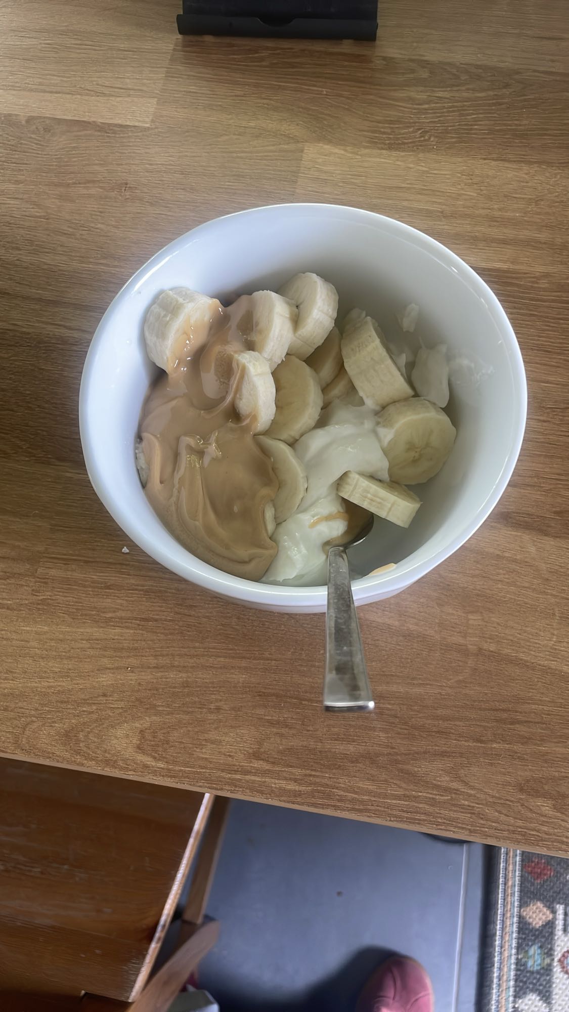 Skyr z bananem i masłem orzechowym