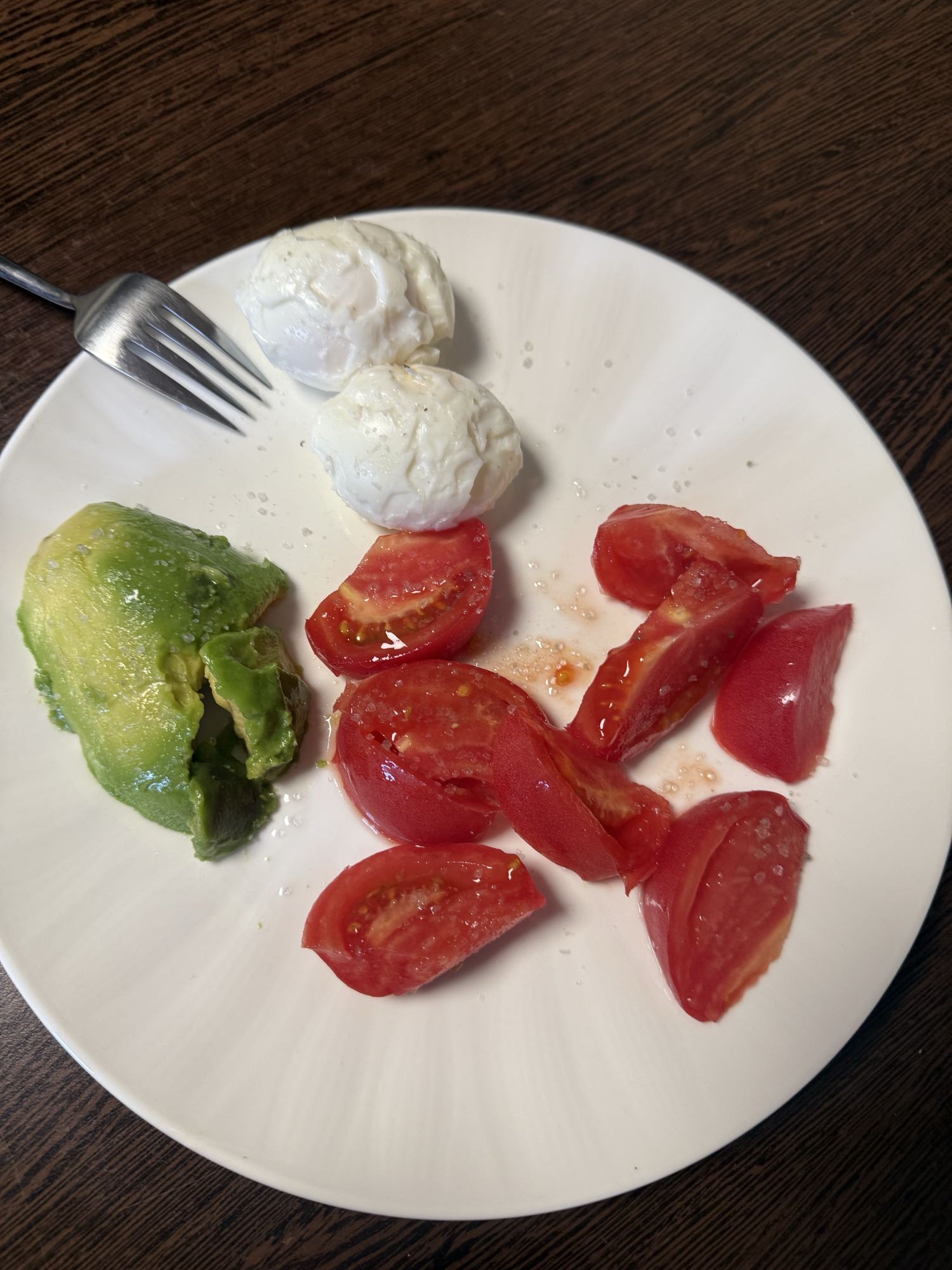 Ouă cu avocado și roșii