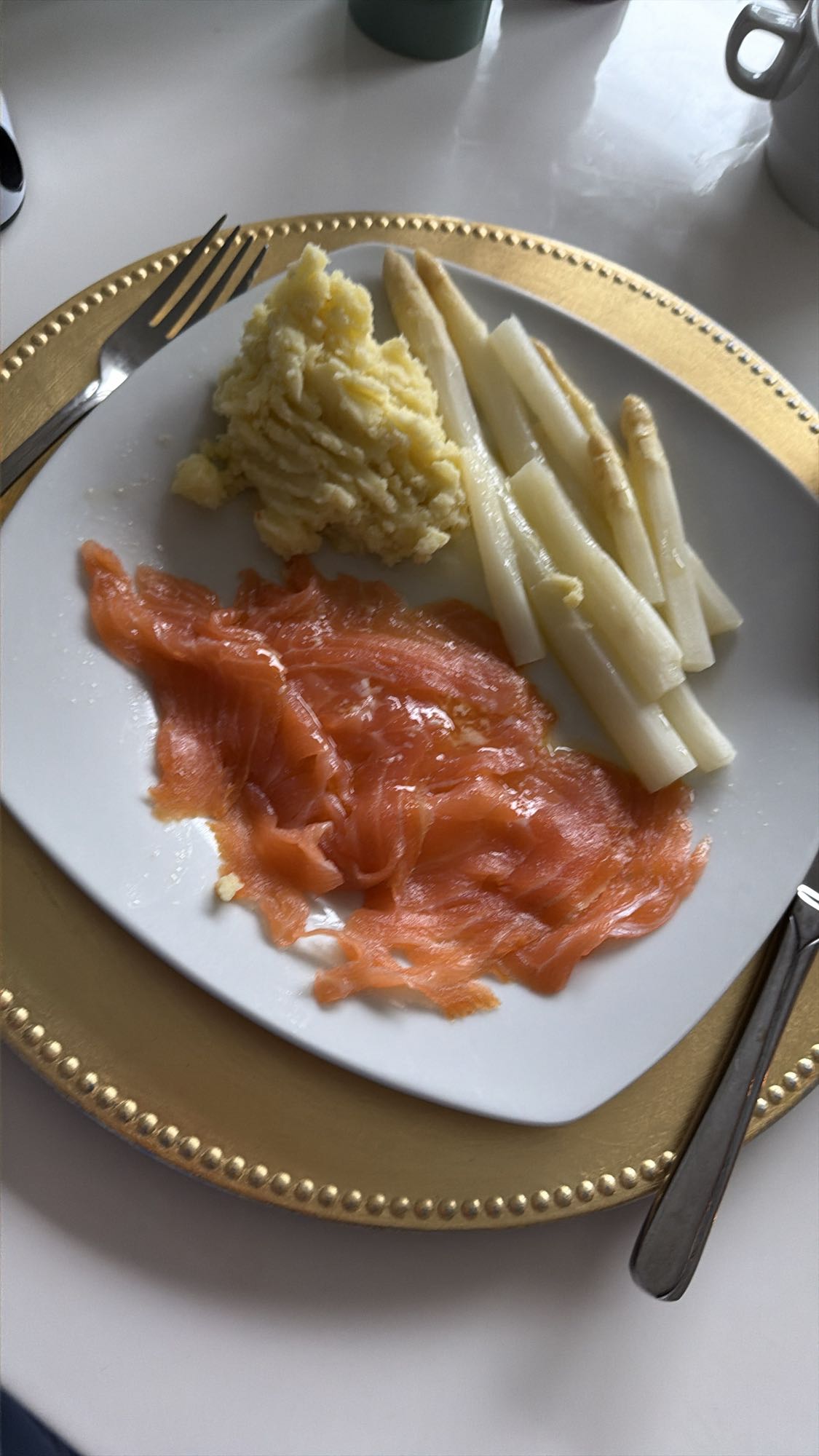 Zalm met puree en asperges