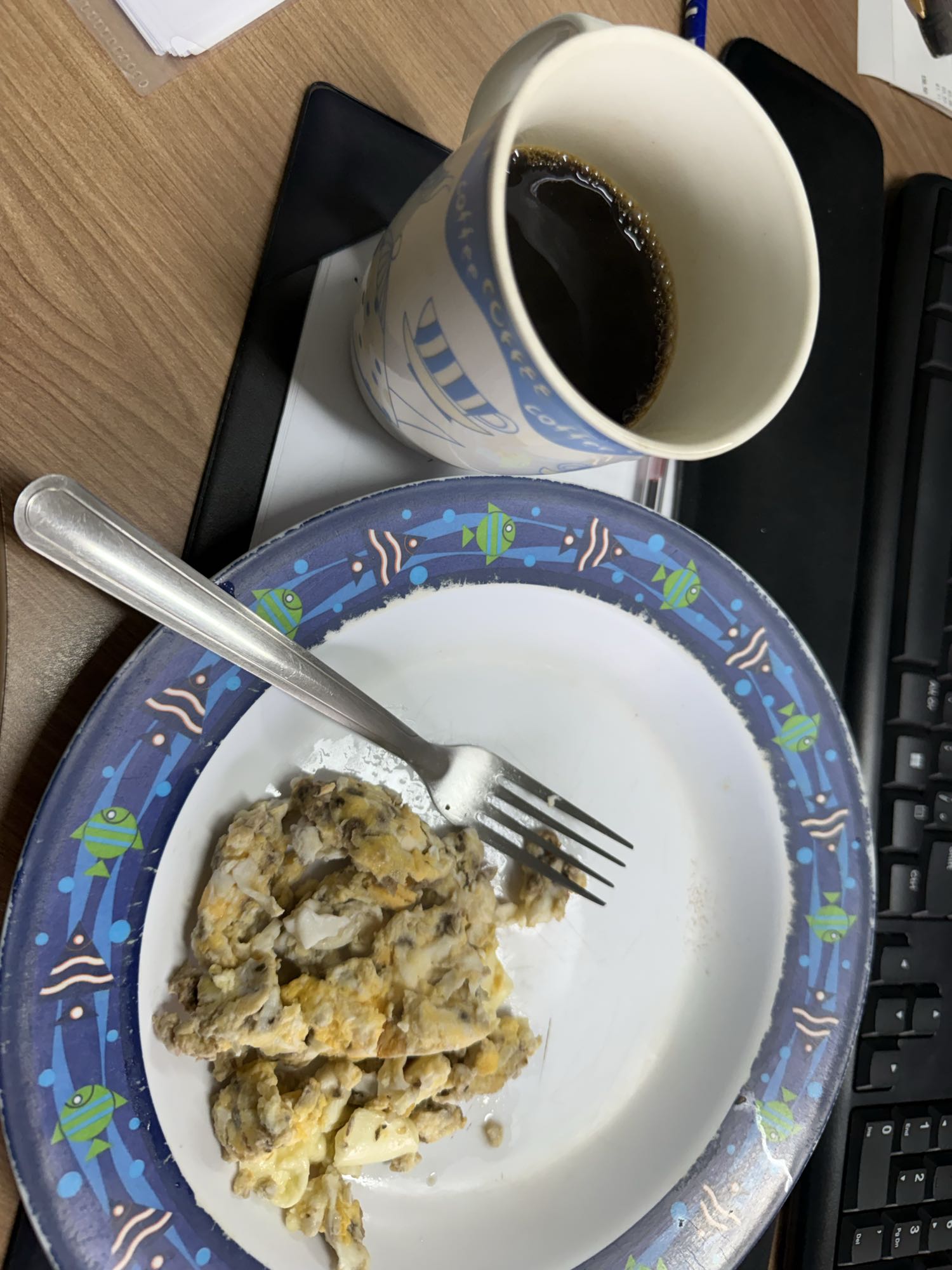 ovos mexidos com café