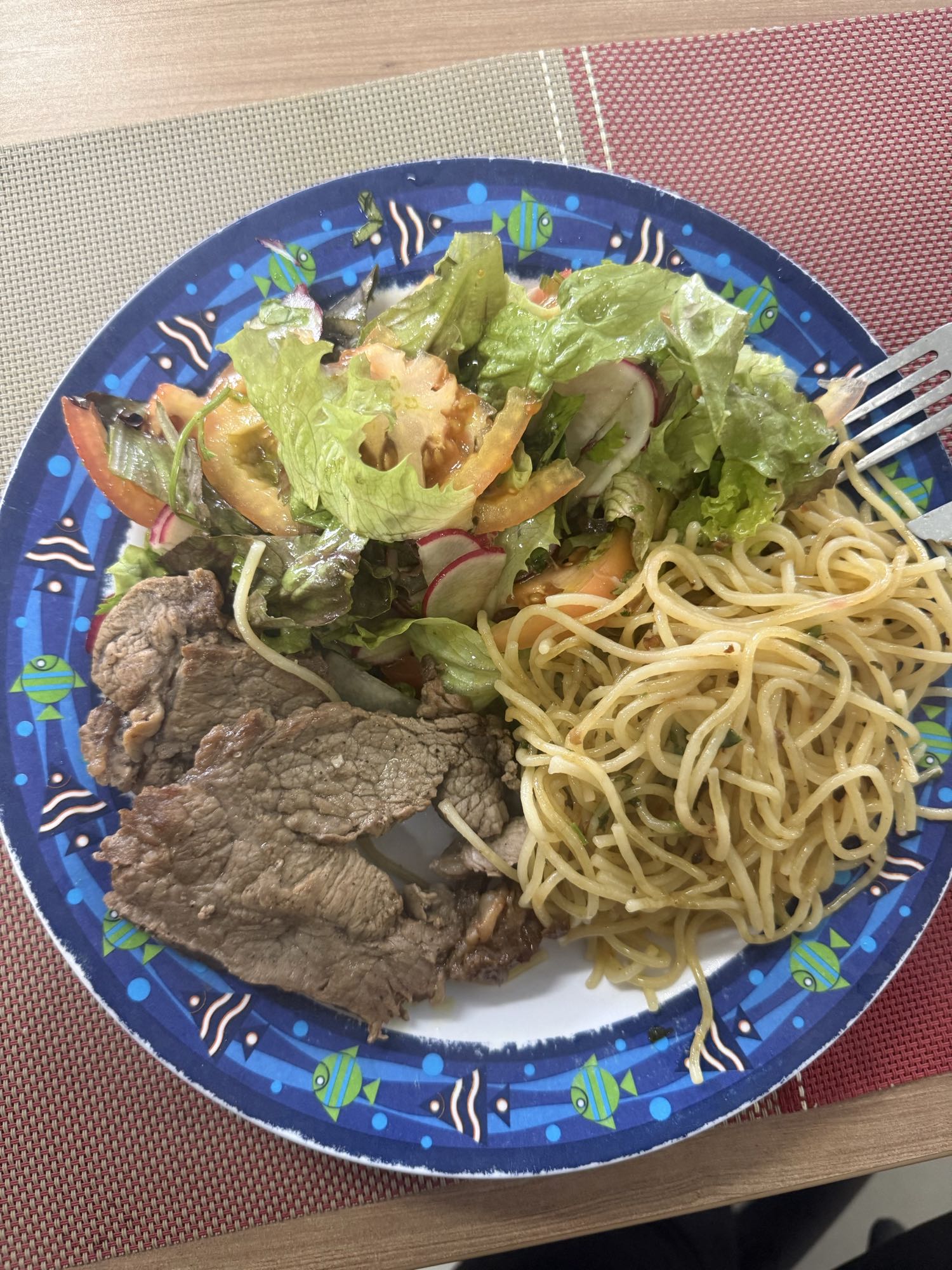 Bife com salada e massa