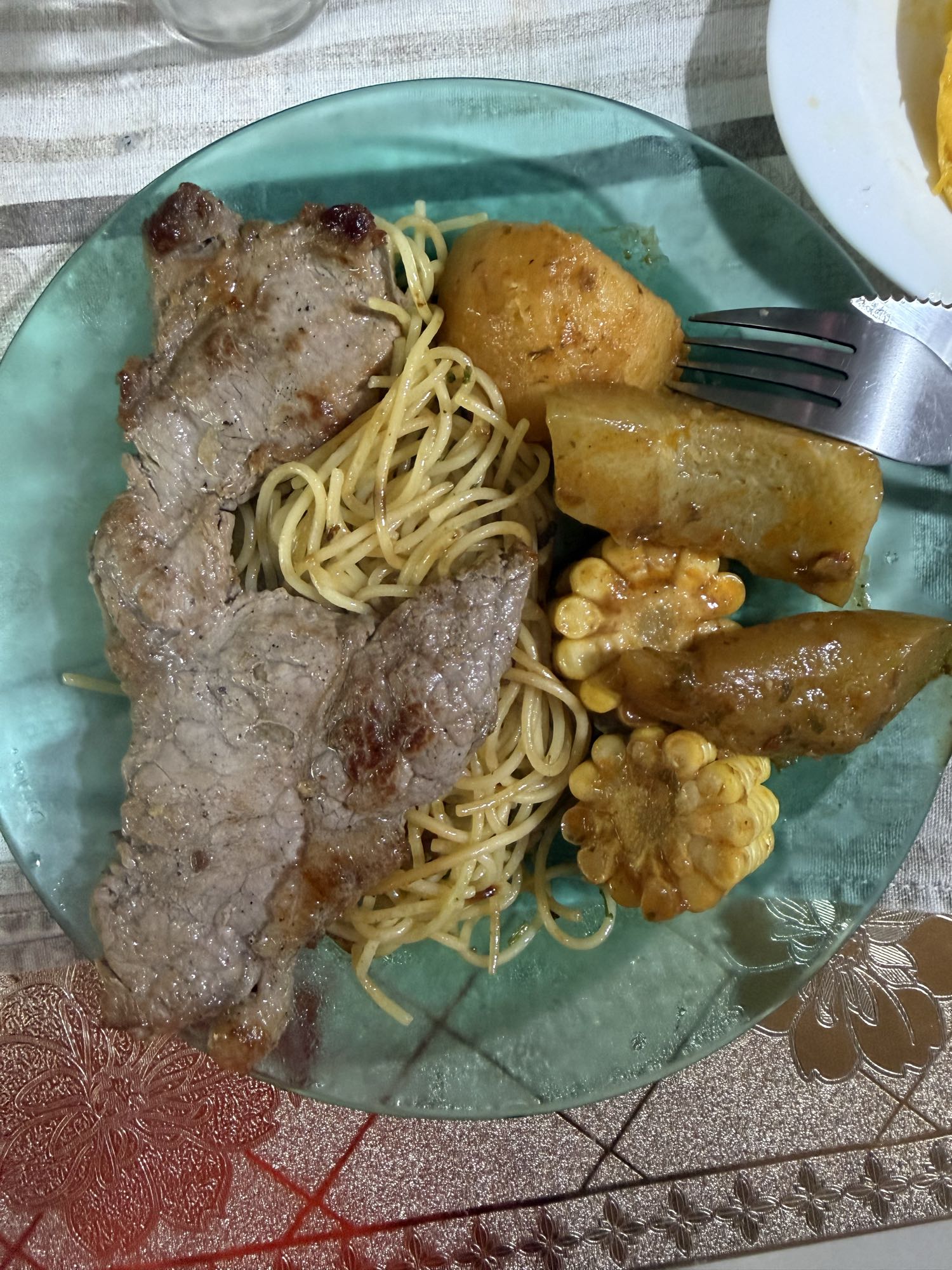 Bife com espaguete