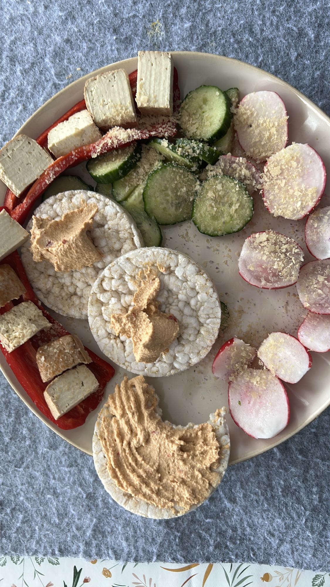 tortitas con tofu y hummus