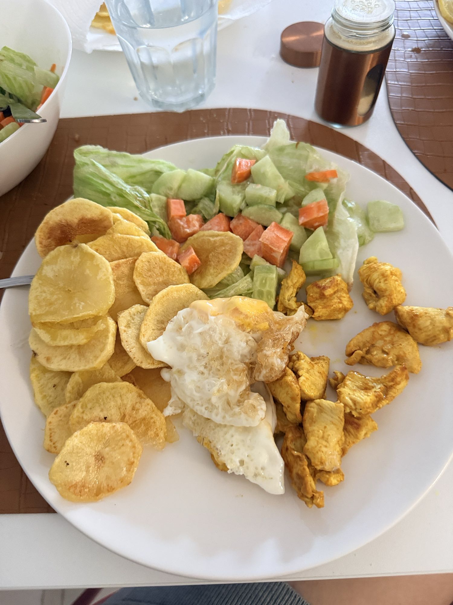 Poulet oeuf et chips