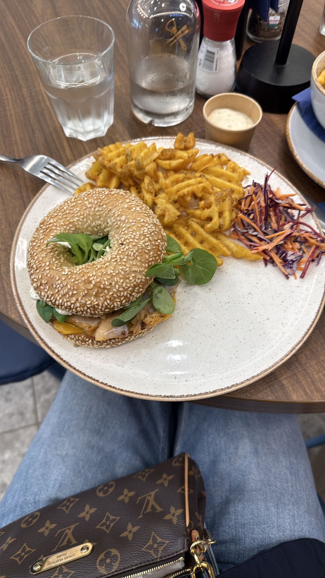 Bagel met kip en friet