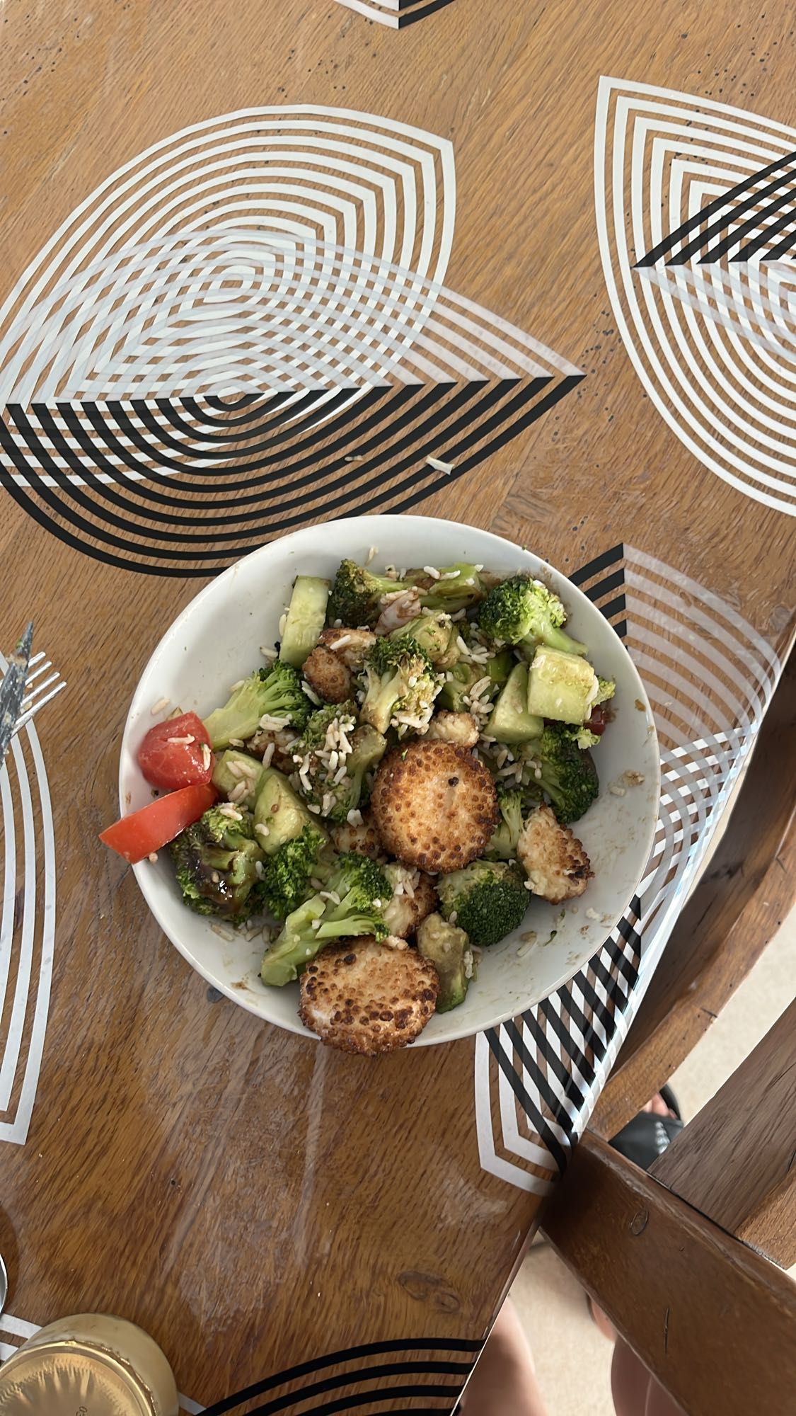 Bol de mozzarella avec riz, brocolis, tomate, concombre et avocat