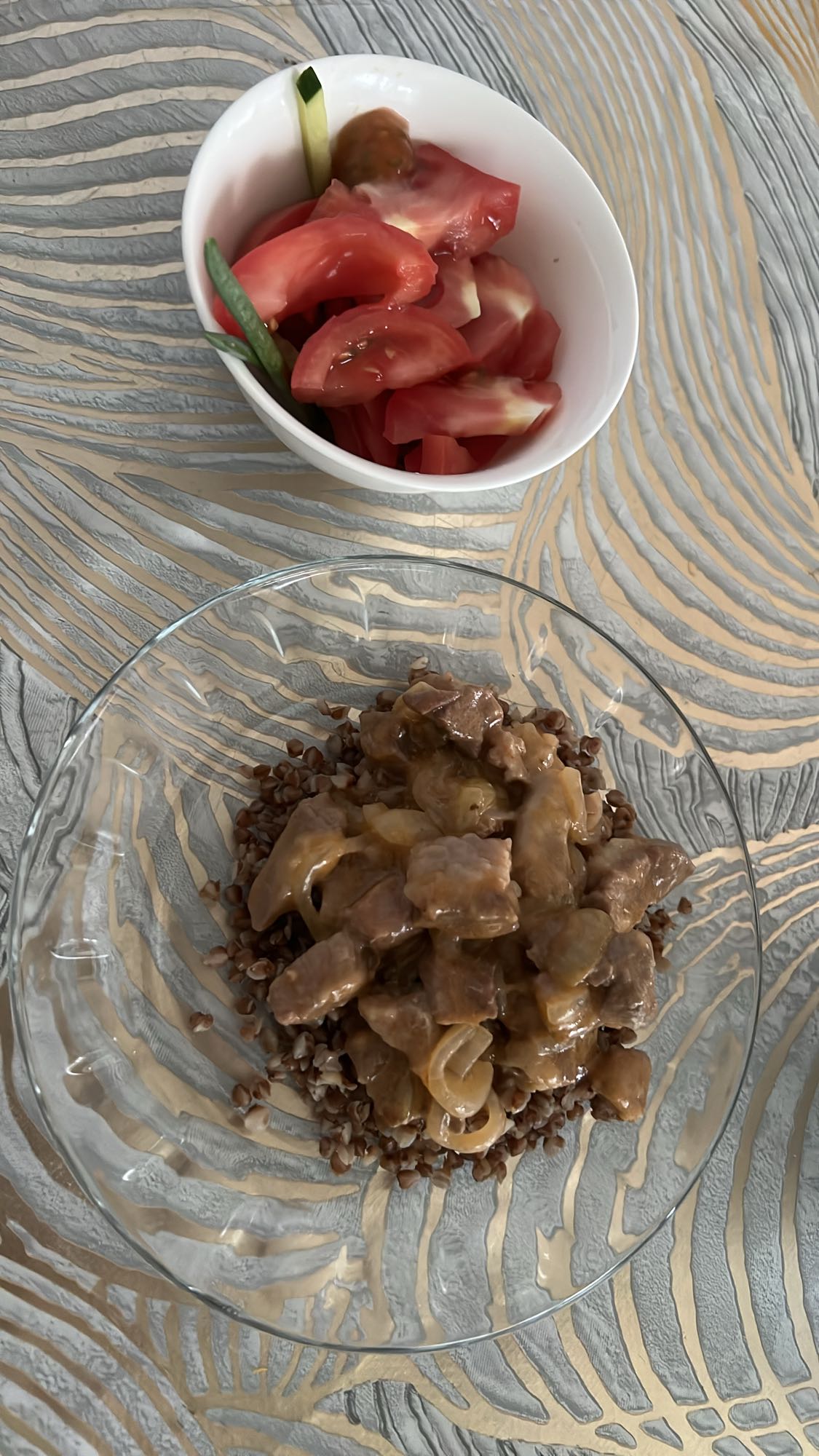 Гречка с мясом и салатом