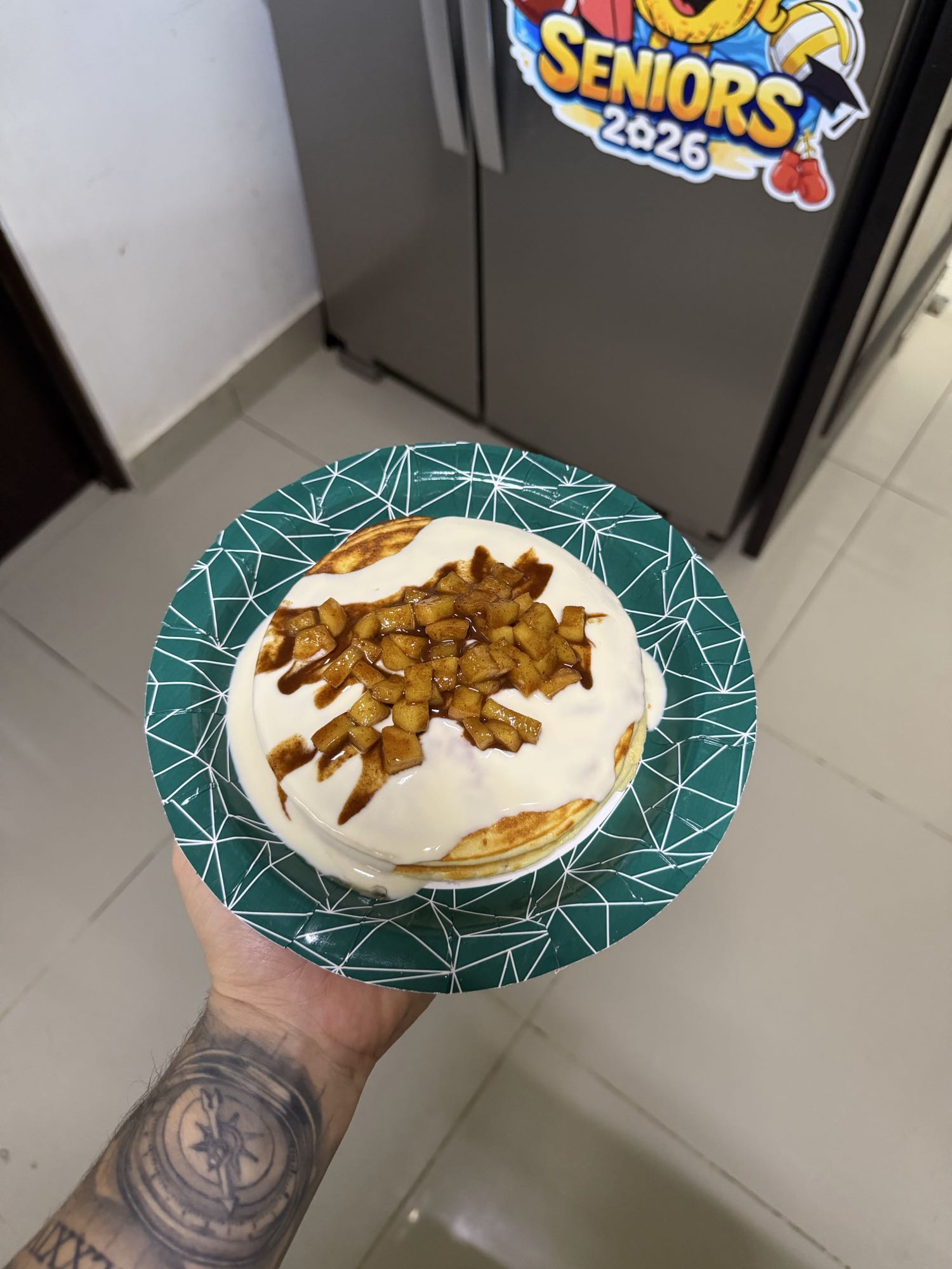 panqueque de proteína con manzana, miel y canela