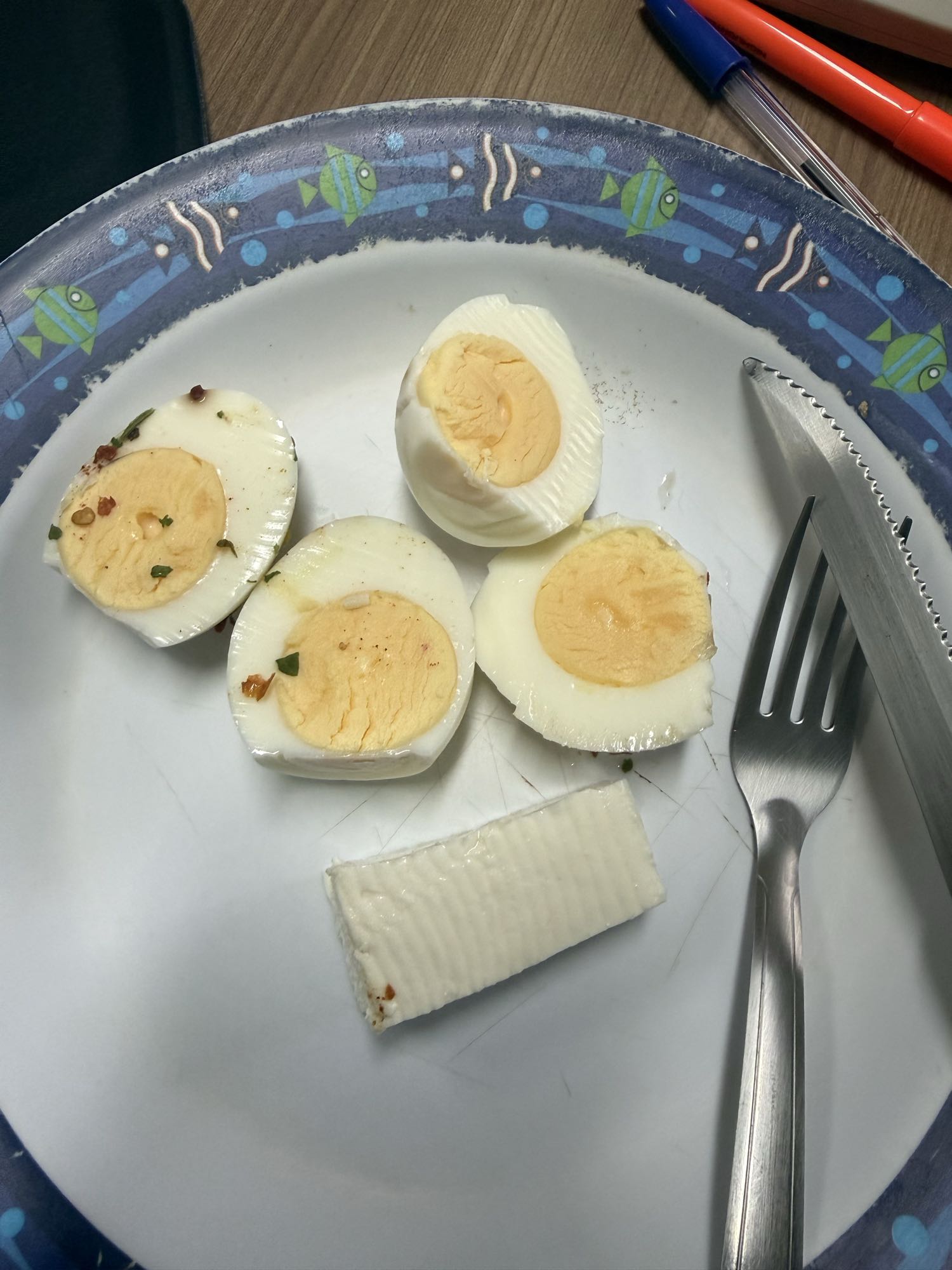 Ovos cozidos com queijo