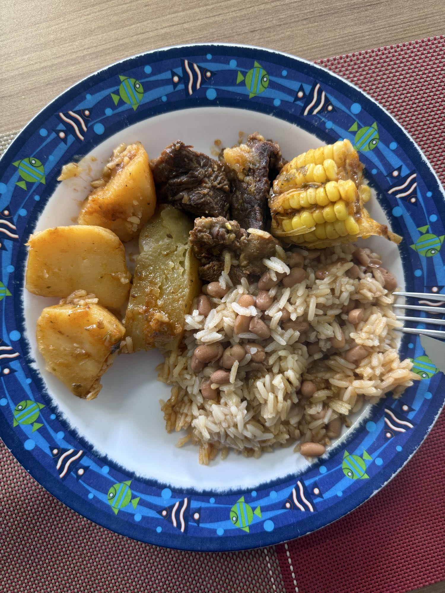 Prato com carne e arroz