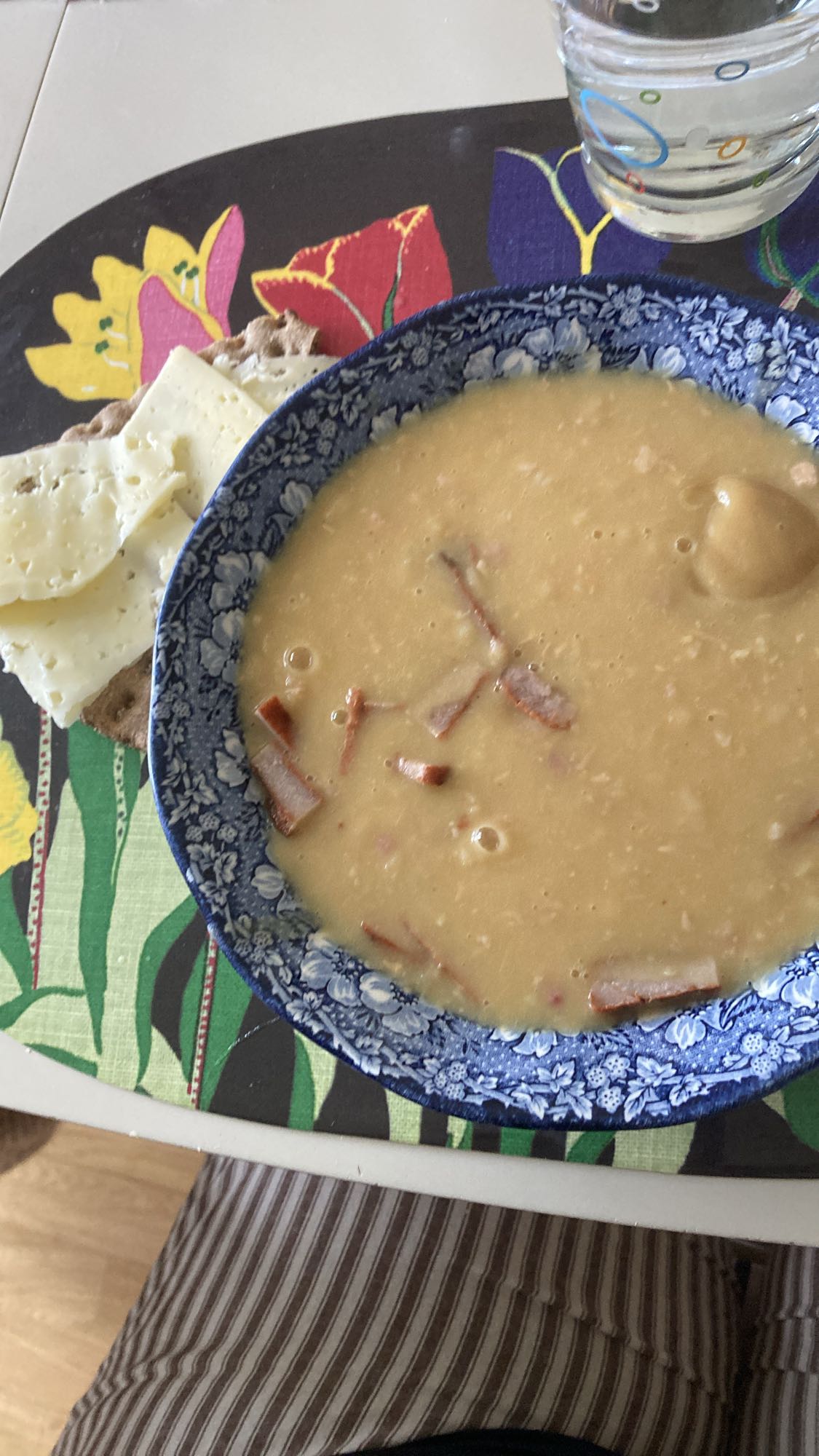 Ärtsoppa med knäckebröd