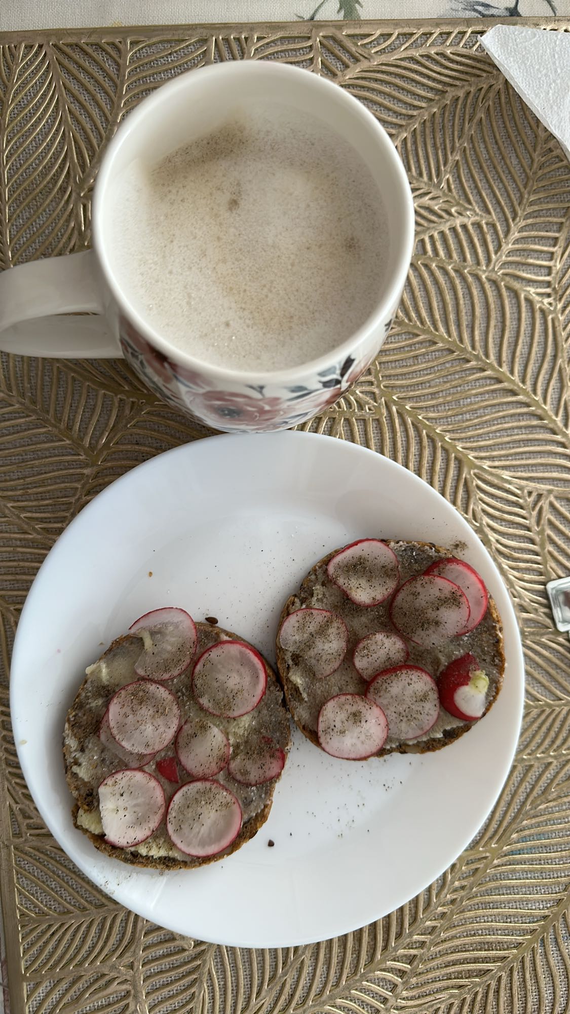Kanapki z rzodkiewką i kawa