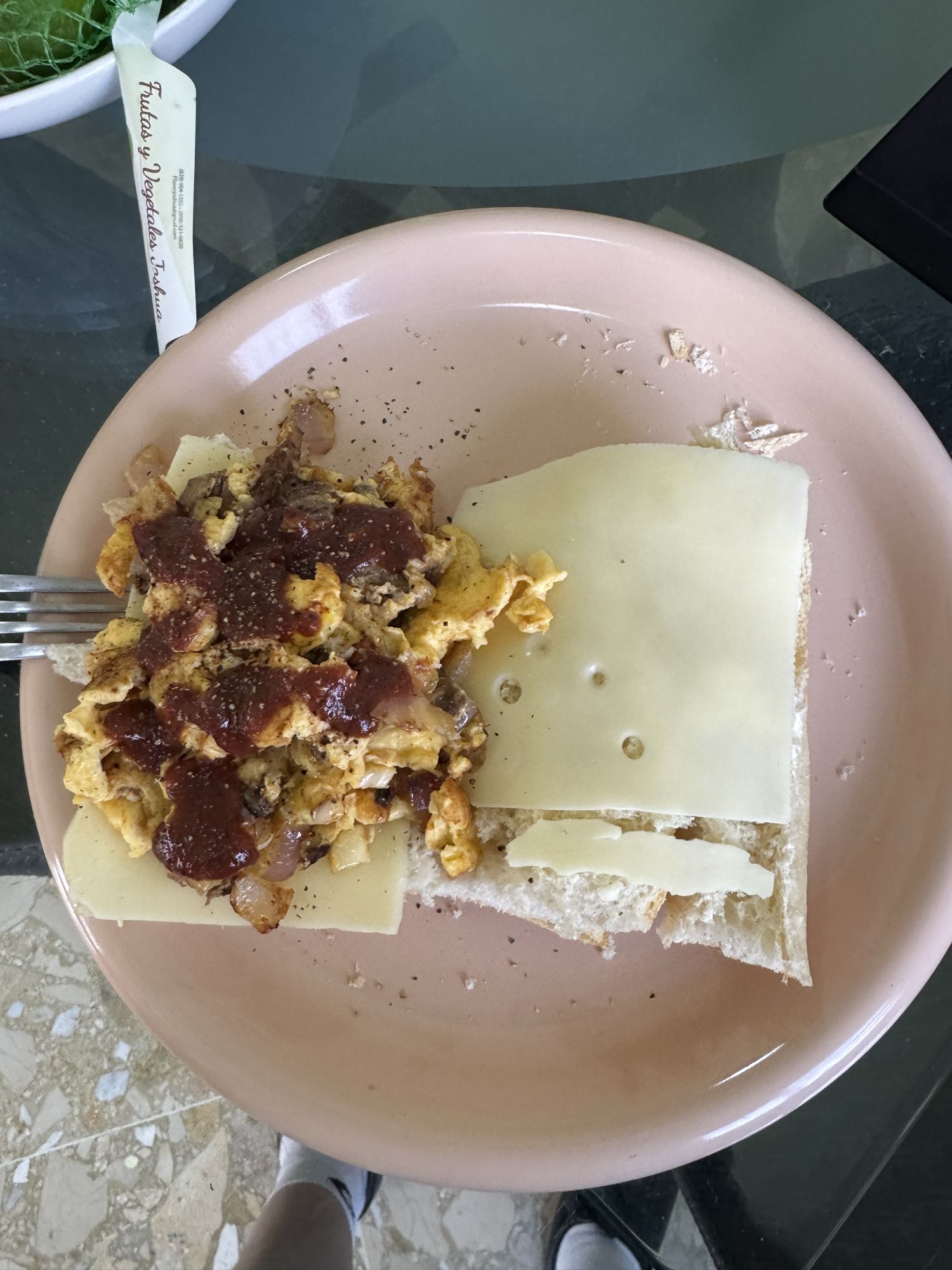 Tostada con huevo y queso