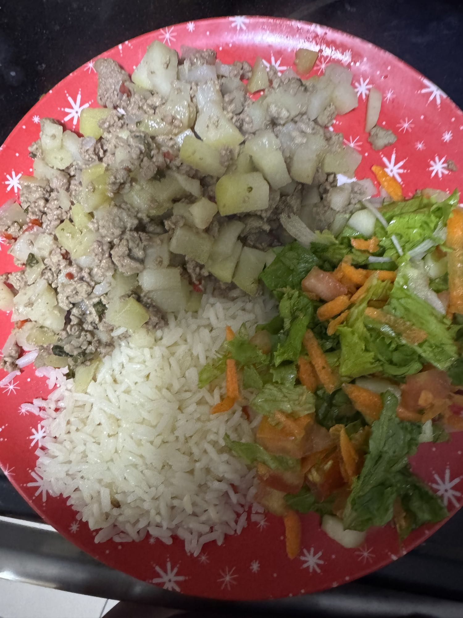 Arroz blanco con picadillo de chayote y ensalada con aliño balsámico