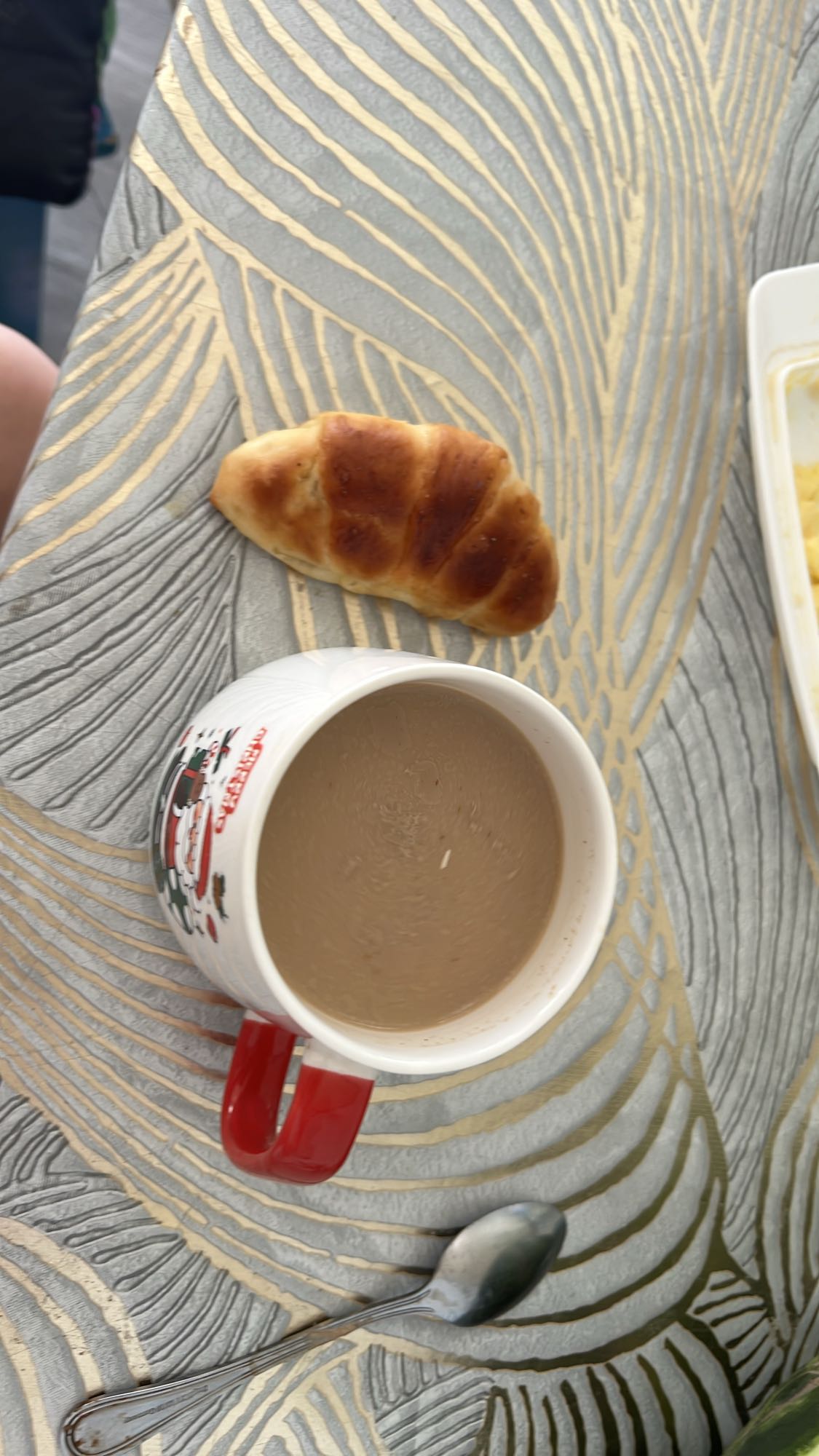 Кофе с круассаном