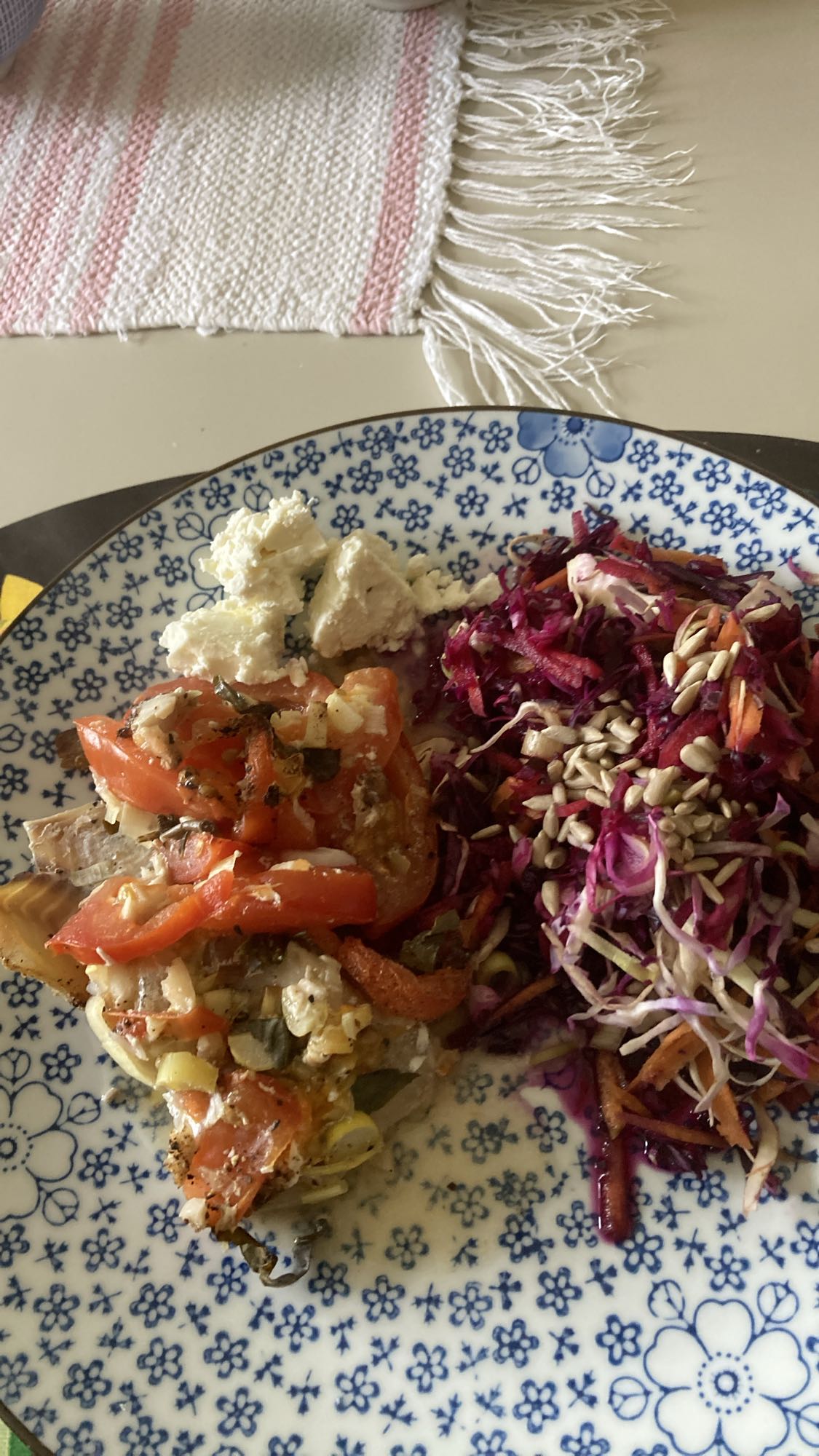 Grönsakspaj utan pajdeg med vit fisk och kålsallad