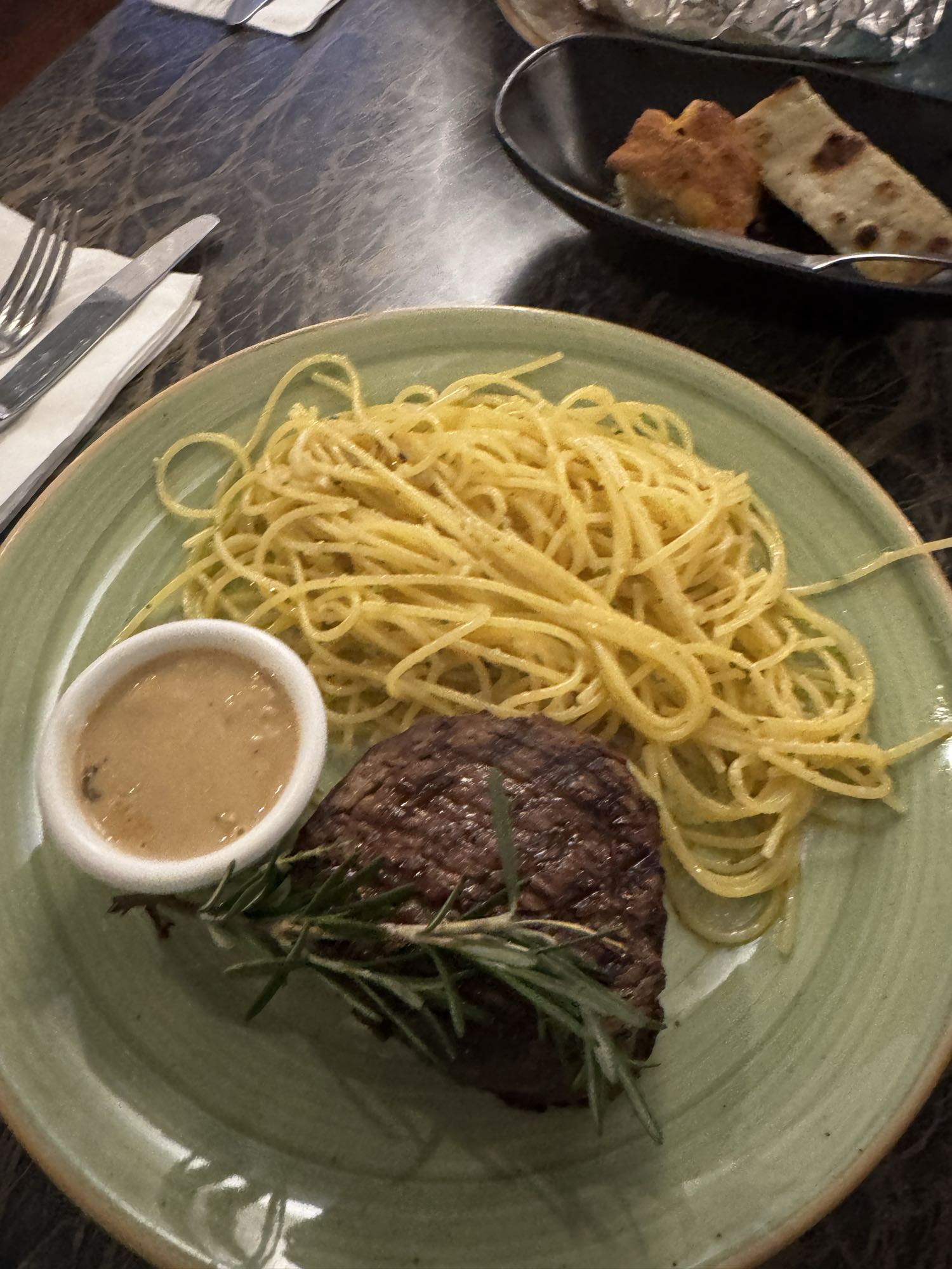 bistec con espaguetis