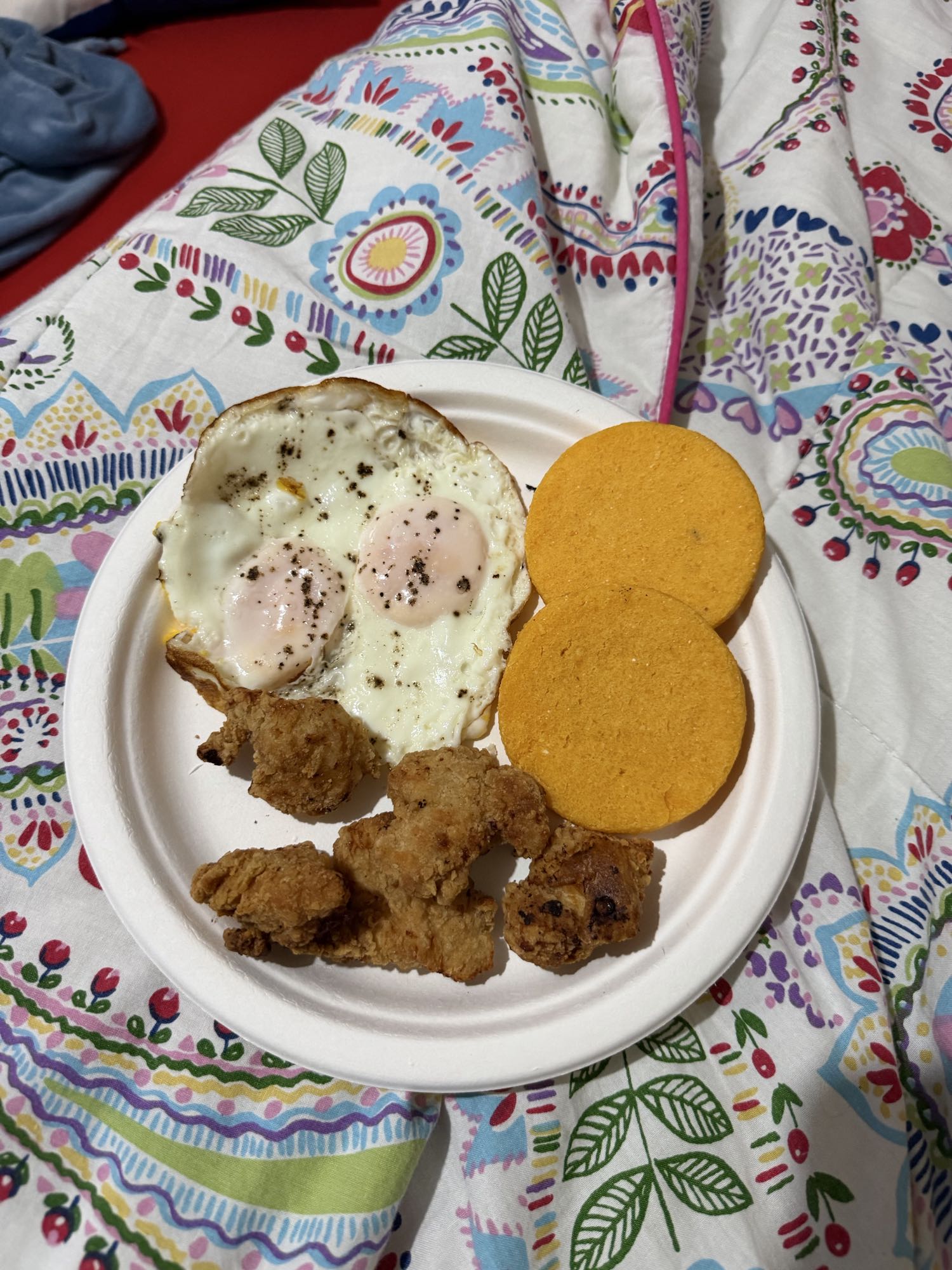pechuguitas apanadas con huevos asados y tortillas de maíz