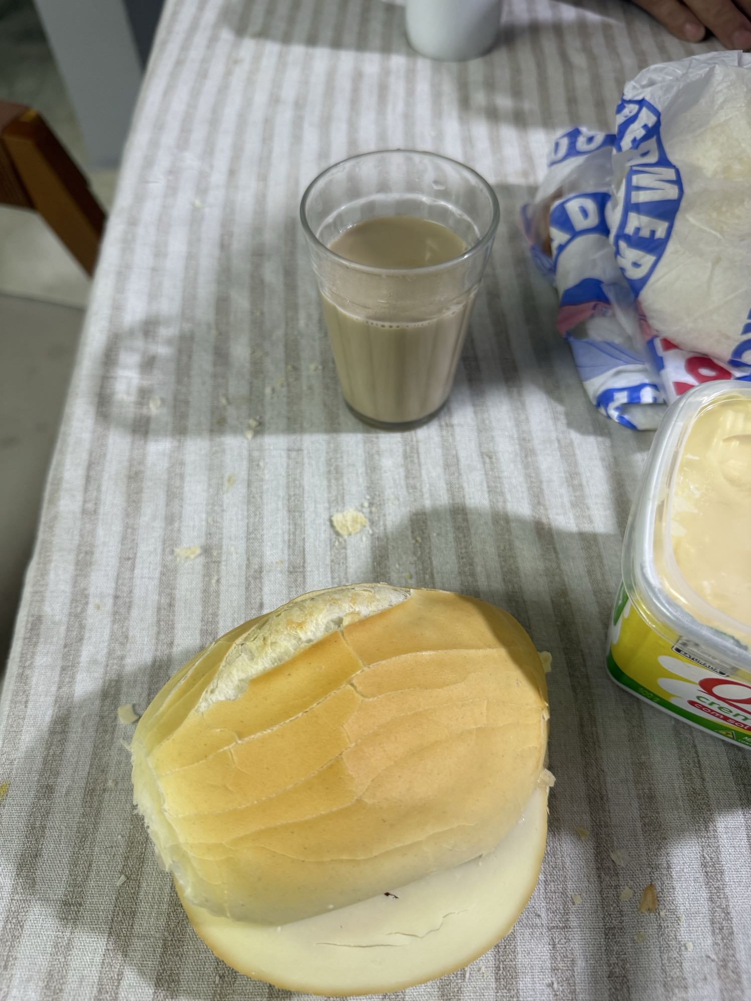 Pão com queijo e café