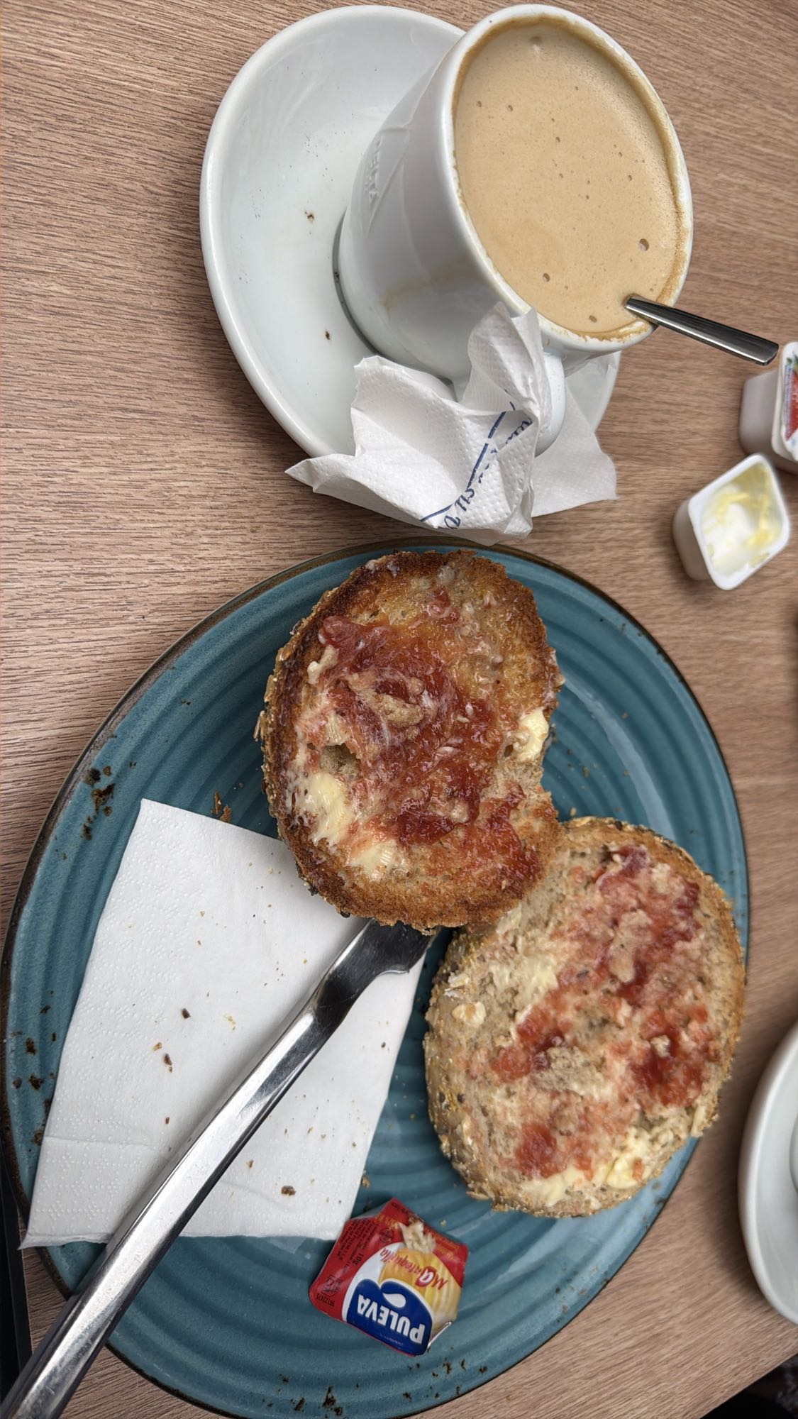 tostada con mermelada y cafe