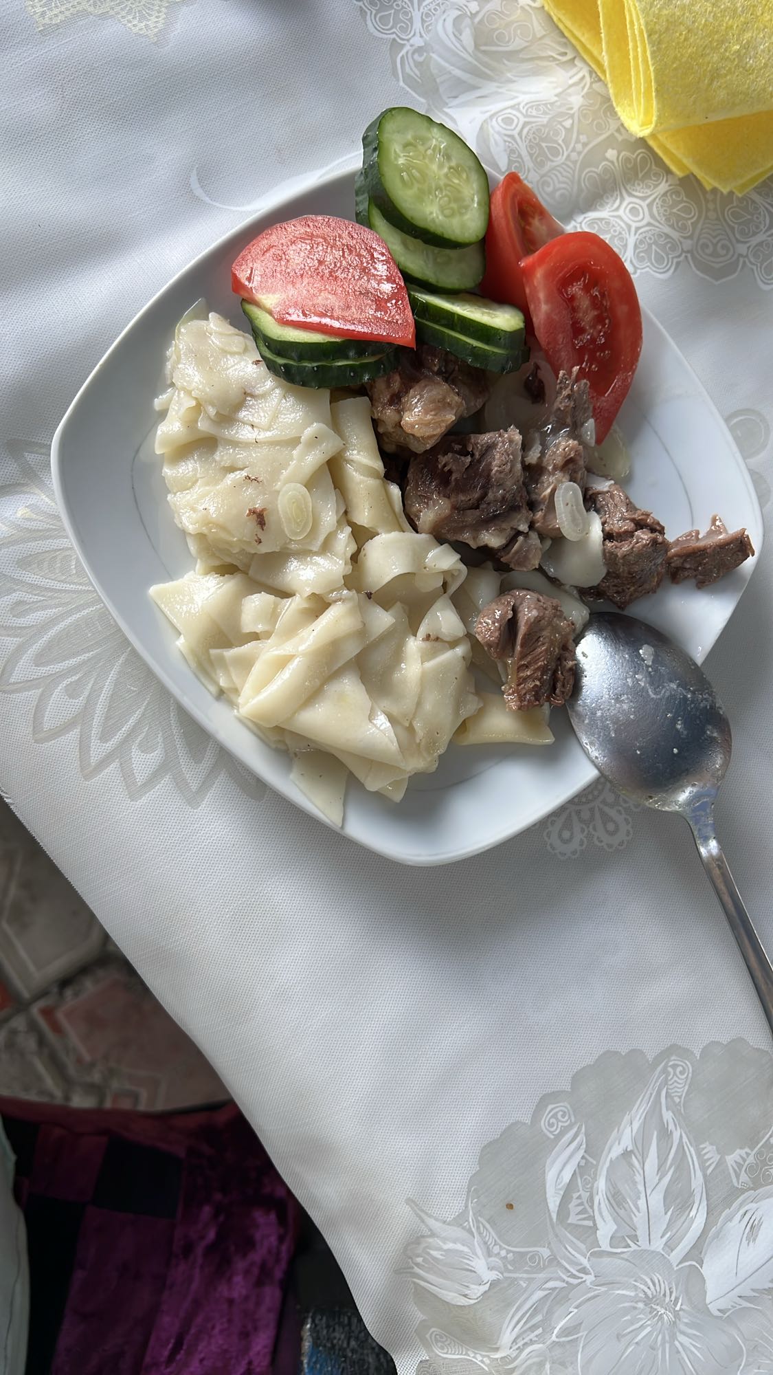 Лапша с мясом и салатом