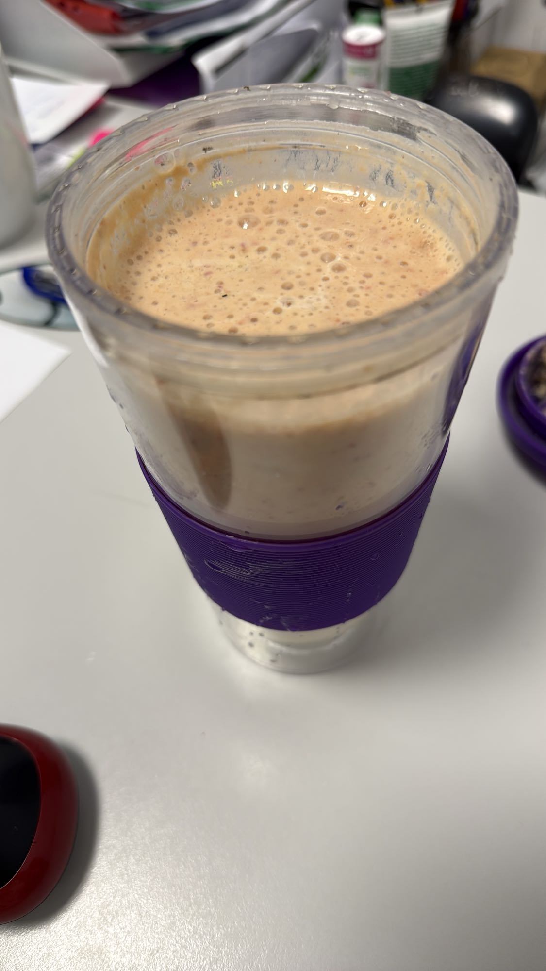 Smoothie cu lapte, caise și pudră matcha