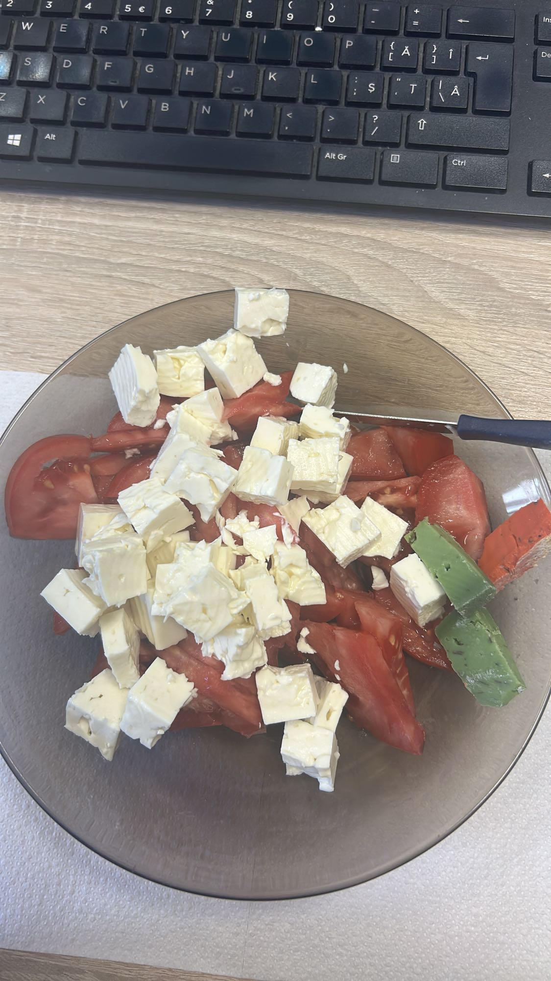 Salată cu roșii și brânză