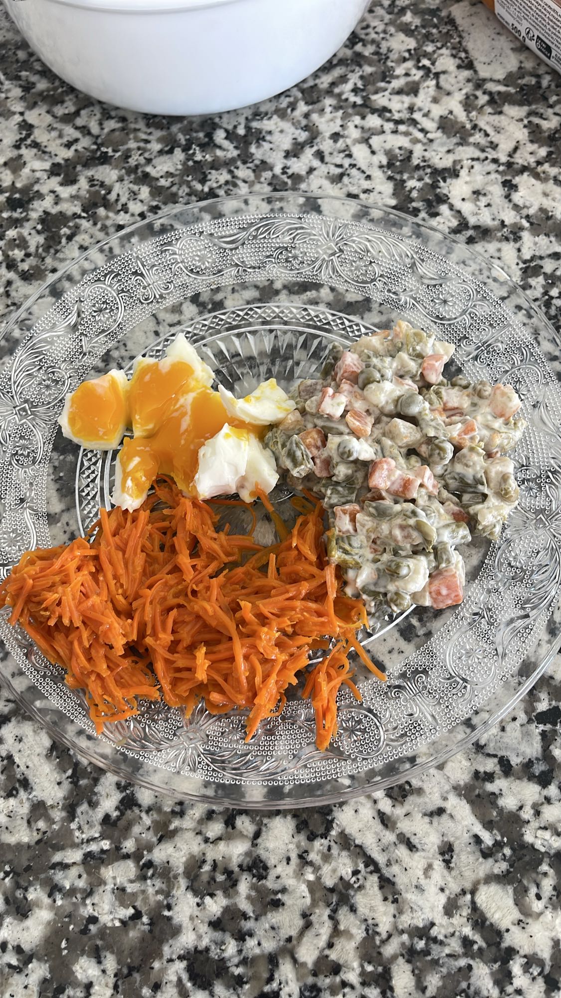 Salade russe et oeuf