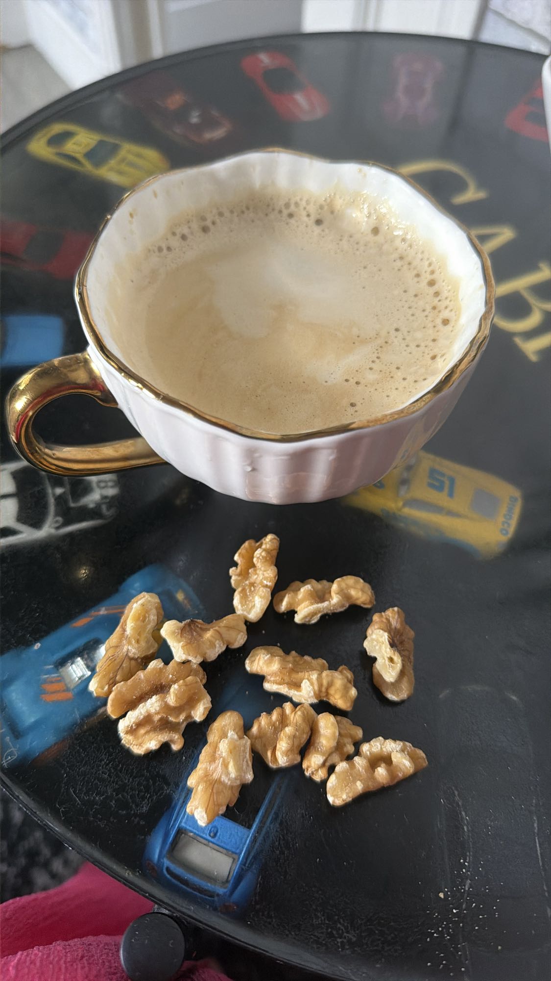 Cafea cu lapte si nuci
