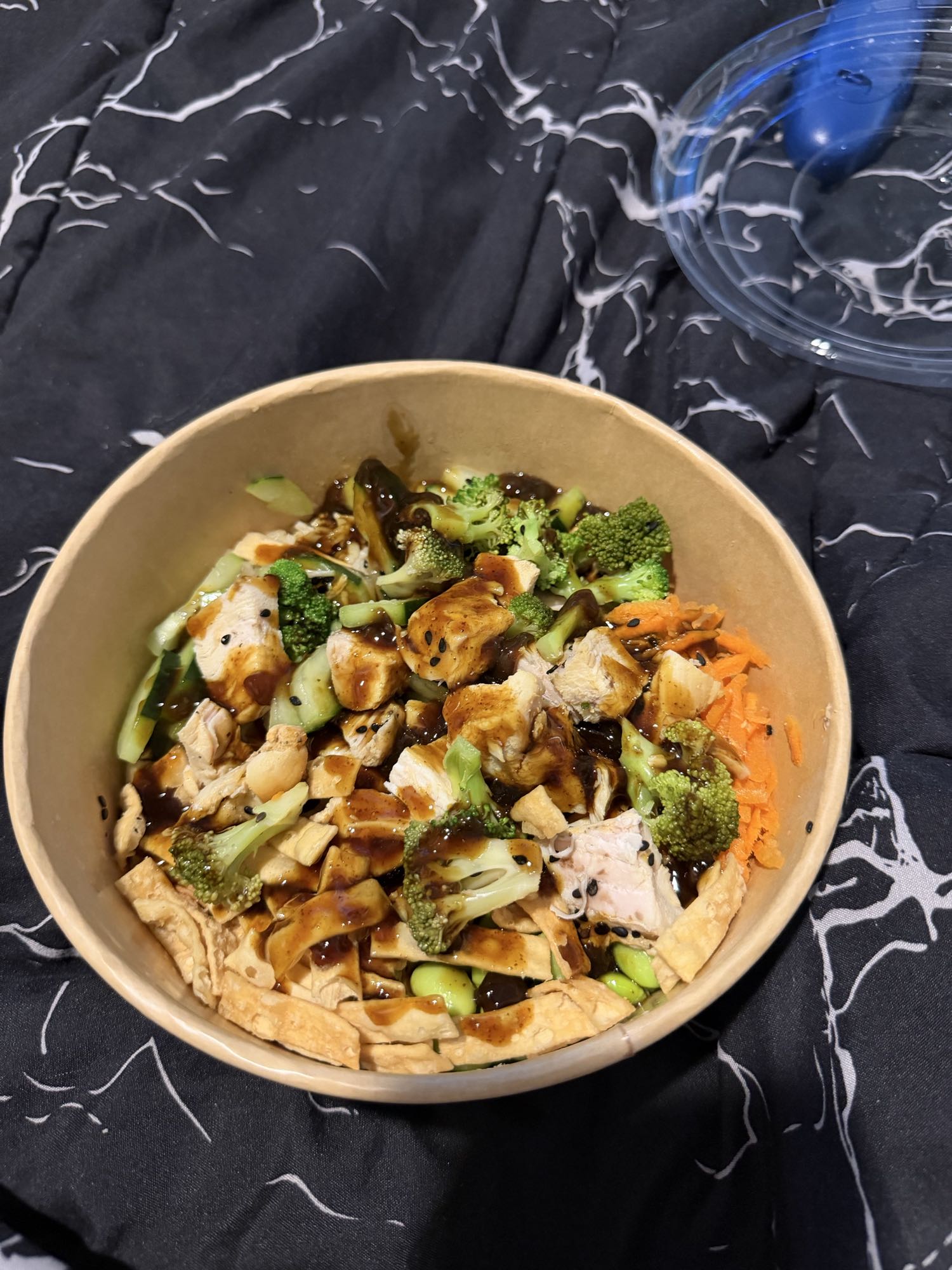bol de pollo y verduras