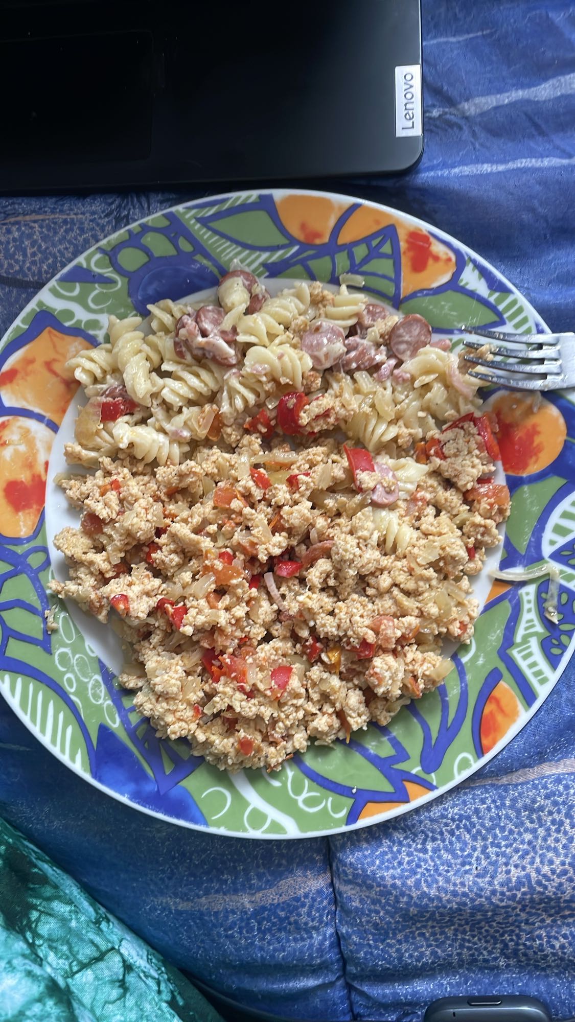 Pâtes à la crème et œufs brouillés
