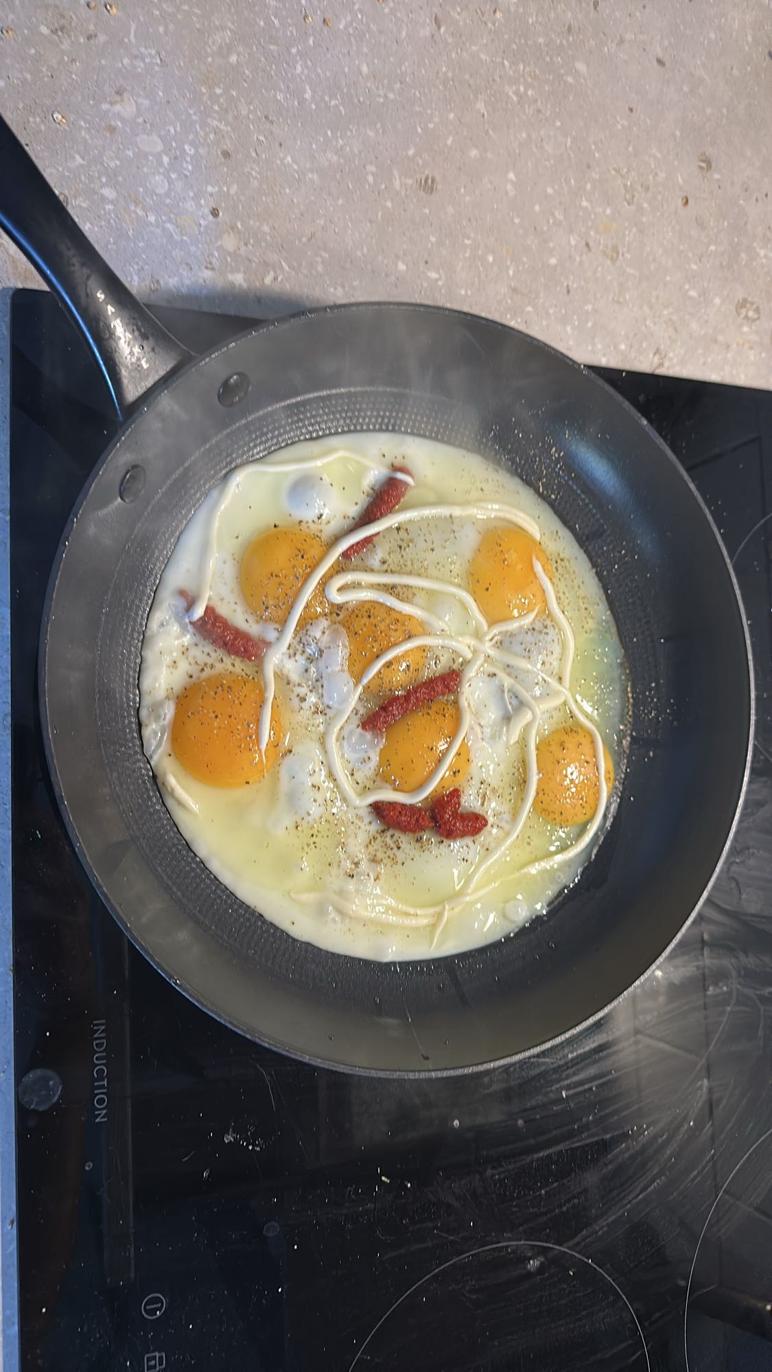 Stekta ägg med korv