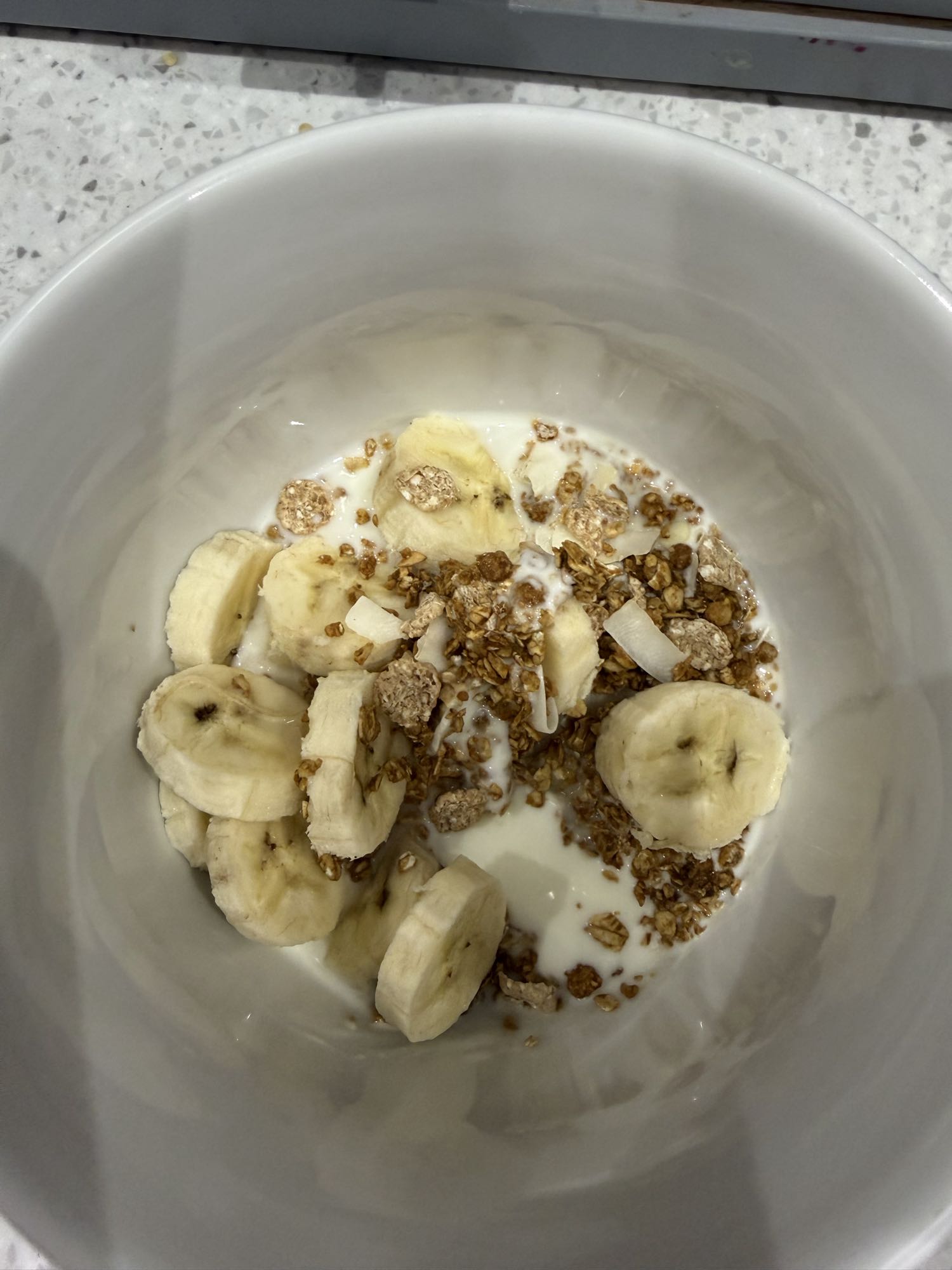 Jogurt z bananem i granolą
