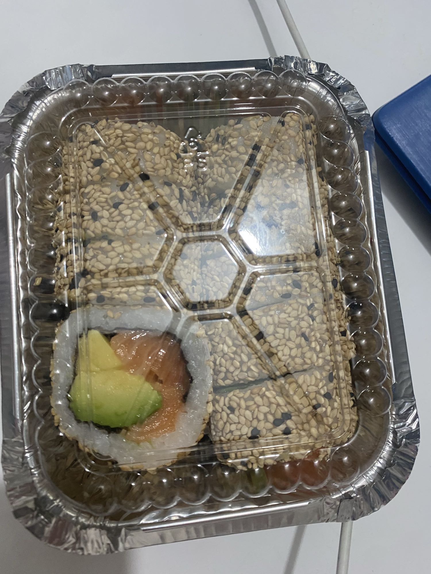 rollos de sushi con sésamo