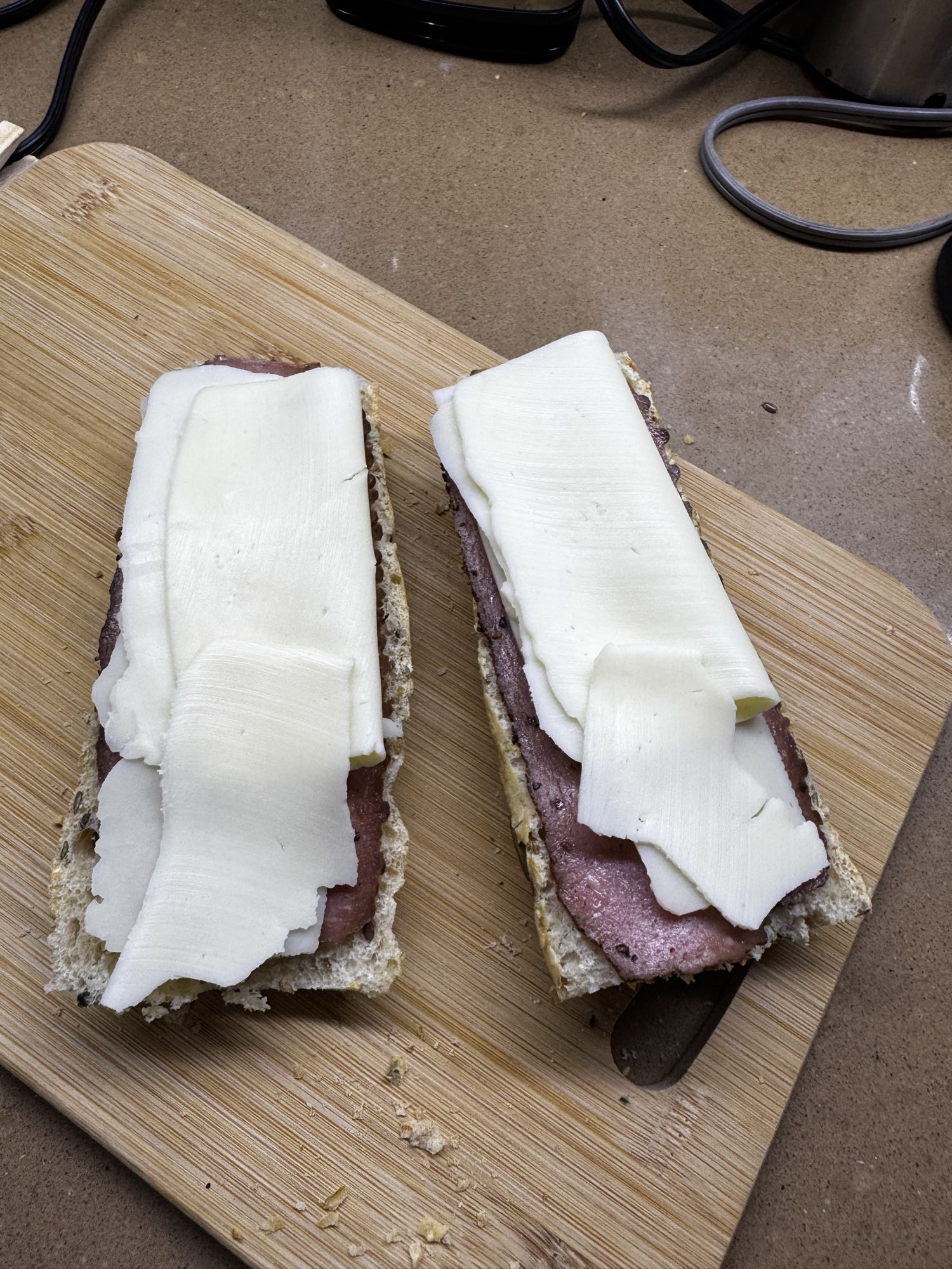 bocadillo de queso y carne