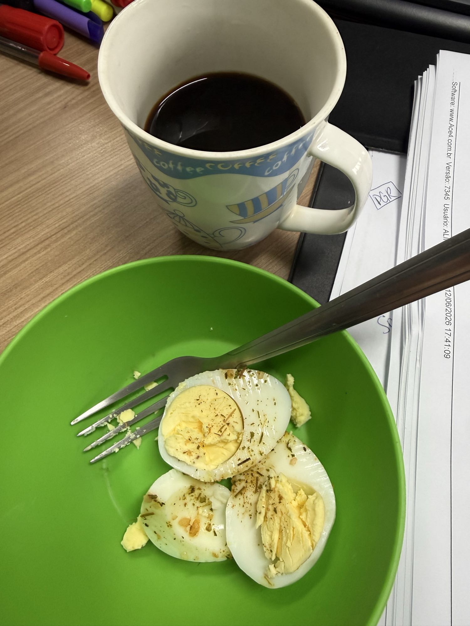 Ovos cozidos com café