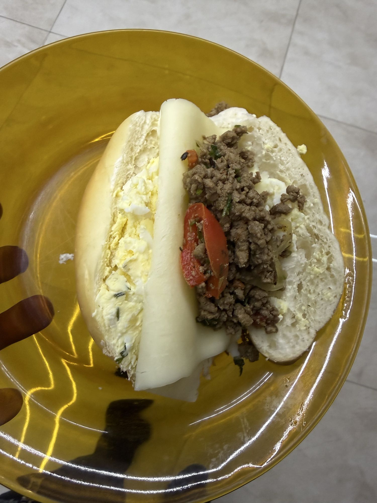 Pão com carne e ovo